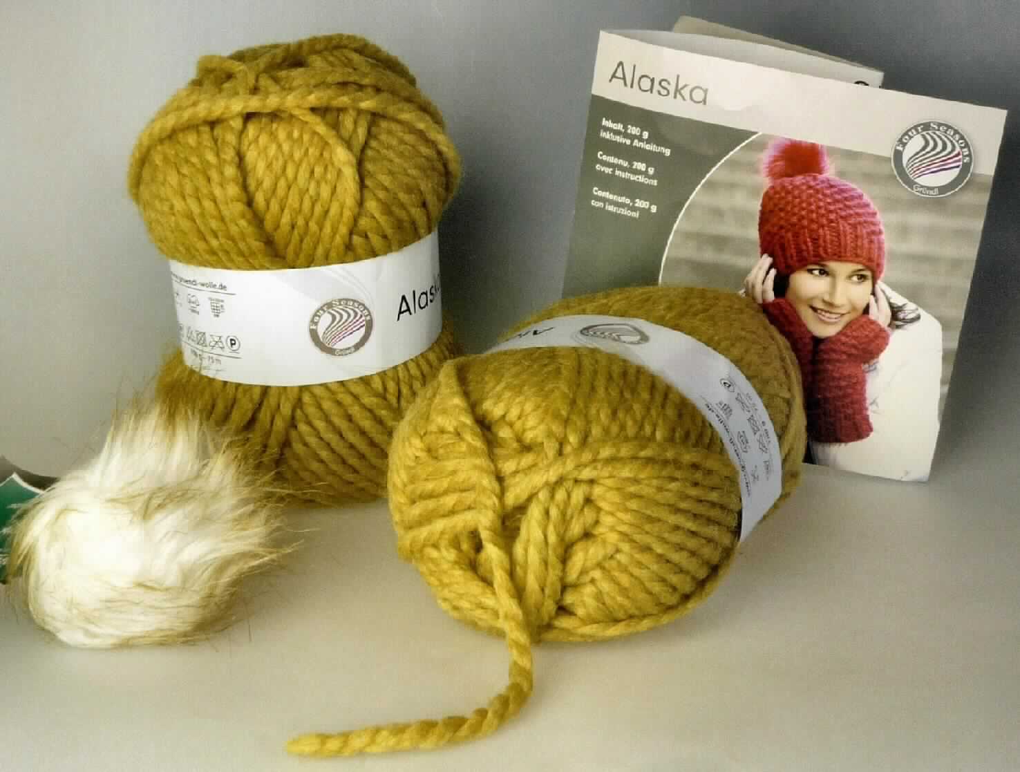Strick-Set für eine Mütze und Armstulpen, sog. SB-Pack "Alaska", Foto siehe Anlage,
- Warenzusammenstellung, bestehend aus Garnen in zwei Knäueln, einer "Fellbommel" und 
  einer Strickanleitung aus Pappe,
- gemeinsam in einem Polybeutel für den Einzelverkauf aufgemacht und zur Befriedigung eines speziellen
  Bedarfs (Stricken) zusammengestellt,
- Garne (zwei Knäuel):
-- aus 20 GHT Schurwolle und 80 GHT Polyacryl (synthetische Spinnfasern),  
-- gefärbt,
-- gezwirnt; mit S-Drehung als letzte Drehung (u. a. somit kein Nähgarn),  
-- aufgrund der fehlenden Zugfestigung der Garne kein Bindfaden der Position 5607,
-- in Aufmachung für den Einzelverkauf (Gewicht pro Knäuel: 100 g),
- "Fellbommel":
-- in Form einer Kugel gearbeitet, mit einem Durchmesser von ca. 8 cm,
-- aus Plüschgewirken der Position 6001 aus synthetischen Chemiefasern (laut Antrag aus 20 % Polyester 
   und 80 % Polyacryl),
-- mit Wattierungsstoff gefüllt und mit einem Faden zum Annähen ausgestattet,
-- durch Zusammennähen konfektioniert,
- Strickanleitung aus Pappe:
-- farbig bedruckt mit einer schriftlichen Strickanleitung und einer bildlichen Darstellung der fertigen Mütze 
   und der Armstulpen,
-- bildet gleichzeitig den Pappeinleger der Verpackung,
- im Hinblick auf den Umfang, den Wert und den Verwendungszweck verleihen die Garne der 
  Warenzusammenstellung ihren wesentlichen Charakter.

"Garne aus synthetischen Spinnfasern, kein Nähgarn, in Aufmachung für den Einzelverkauf, mit einem Anteil an
 synthetischen Spinnfasern von weniger als 85 GHT"