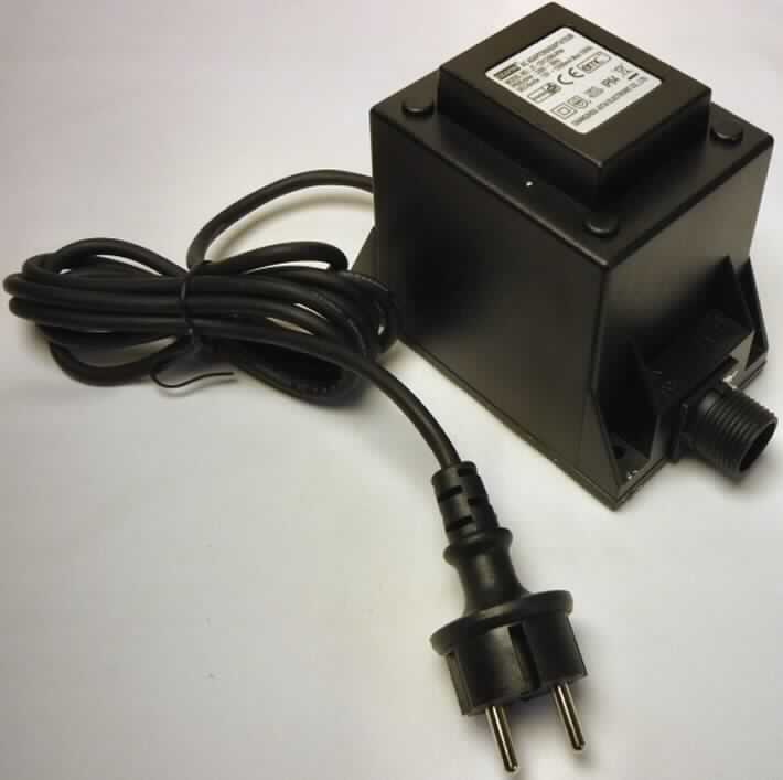 Transformator in einem schwarzen Kunststoffgehäuse (Länge 130 mm, Breite 83 mm, Höhe 100 mm) mit festeingebautem Netz-Anschlusskabel mit angegossenem zweipoligen Konturenstecker und gegenüberliegend zweipolige Buchse mit Außengewinde nach Herstellernorm, beschriftet u.a. mit der Modellnr. und der Herstellerangabe "CZJUTAI", zur Umwandlung einer Eingangswechselspannung von 230 V, 50 Hz in eine Ausgangswechselspannung gleicher Frequenz von 12 V und einem maximalen Wechselstrom von 12500 mA.

Die Ware ist als " Elektrischer Transformator, nicht von den Unterpos. 8504 10 bis 8504 3180 30 0 erfasst" einzureihen.
