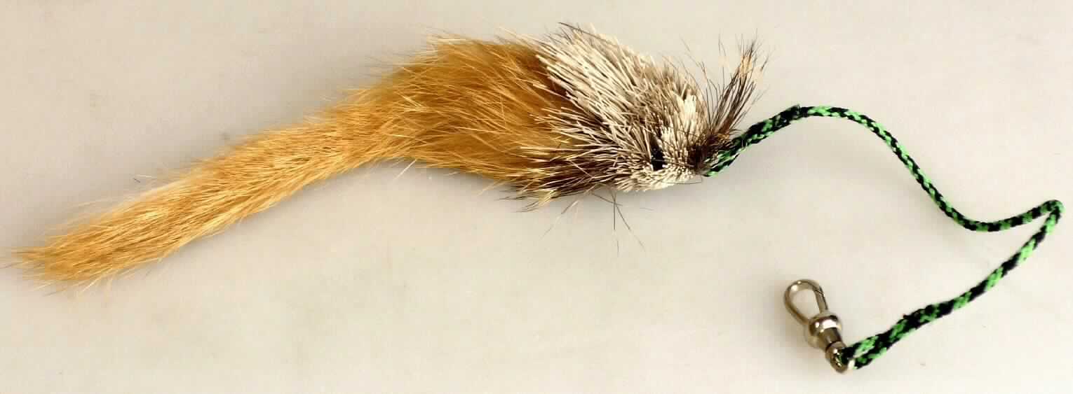 Ware aus Pelzfellen (Katzenspielzeug), sog. Nekoflies Spielangel, Foto siehe Anlage,
in Form einer aus verschiedenen Stoffen zusammengesetzten Ware, bestehend aus
- einer ca. 15 cm langen Kordel aus Spinnstoffen,
- einem kleinen Karabinerhaken aus unedlem Metall zum Einhängen an eine Spielzeugangel,
- mit einem am Ende der Kordel angebrachten, mausartigen, ca. 15 cm langen Phantasietier, bestehend aus
- - einem rollenförmigen, festen Korpus ohne eigene Zierwirkung,
- - schmalen Streifen von echtem Pelzfell, die spiralig auf den Korpus aufgeklebt sind und den Schwanz des
    Tieres bilden,
- - echten Tierhaaren, die im Bereich des Kopfes befestigt sind,
- die Pelzfellstreifen bestimmen nach dem Umfang und insbesondere in Bezug auf die Verwendung als 
  Katzenspielzeug den wesentlichen Charakter der Ware,
- keine Einreihung als Spielzeug der Position 9503, da aufgrund der Aufmachung, der Form und des verwendeten 
  Materials erkennbar ausschließlich für Tiere bestimmt,
- in einer handelsüblichen Kartonverpackung.

"Andere Ware aus Pelzfellen (Katzenspielzeug)"