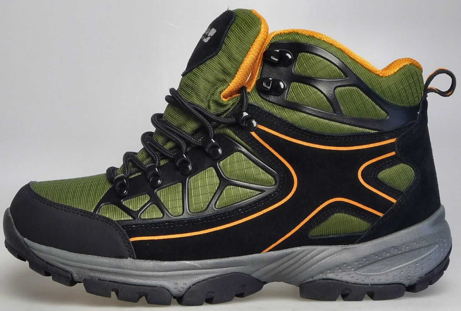 dFreizeitstiefel (lt. Antrag: "Herren Trekking Stiefel Fb. grün/schwarz", Foto siehe Anlage)
- mit Laufsohlen aus (lt. Antrag) Kautschuk; ohne Hauptsohle aus Holz,
- mit Oberteil (geschlossenes Blatt) aus Leder (den größten Teil der Außenfläche bildend) und Spinnstoff,
- auf das Oberteil sind Stücke aus Kunststoff als Verstärkungsteile aufgesetzt,
- mit Schnürsenkelverschluss mit abstehenden Metallösen und -haken,
- ohne Metallschutz in der Vorderkappe,
- den Knöchel, jedoch nicht die Wade bedeckend,
- mit einer Länge der Innensohle von mehr als 24 cm,
- für Männer (u. a. weiter Schnitt)

"Schuhe mit Laufsohlen aus Kautschuk und Oberteil aus Leder, andere als in den UPos.
 6403 1200 bis 6403 9111 genannt, für Männer"
