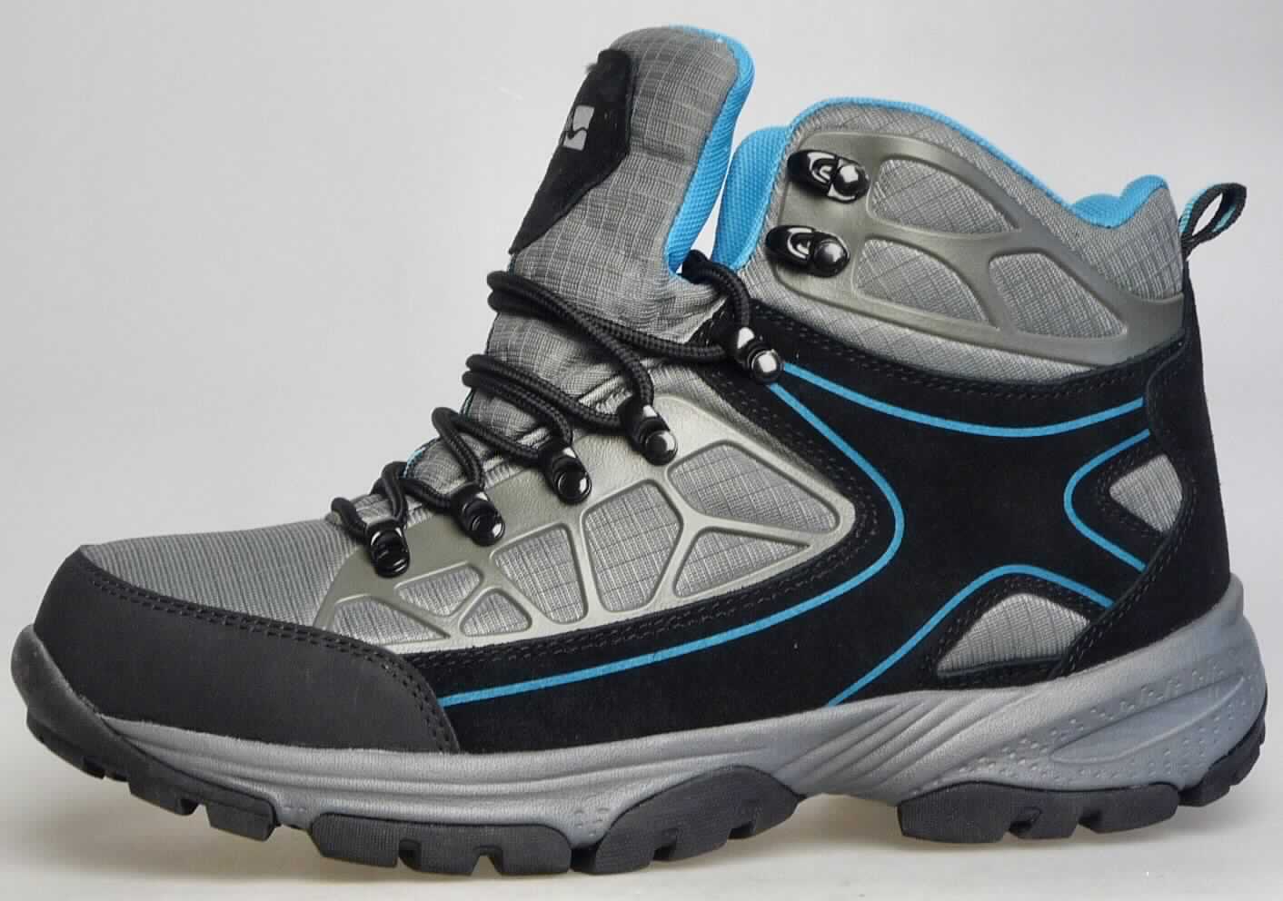 Freizeitstiefel (lt. Antrag: "Herren Trekking Stiefel Fb. grau/schwarz", Foto siehe Anlage)
- mit Laufsohlen aus (lt. Antrag) Kautschuk; ohne Hauptsohle aus Holz,
- mit Oberteil (geschlossenes Blatt) aus Leder (den größten Teil der Außenfläche bildend) und Spinnstoff,
- auf das Oberteil sind Stücke aus Kunststoff als Verstärkungsteile aufgesetzt,
- mit Schnürsenkelverschluss mit abstehenden Metallösen und -haken,
- ohne Metallschutz in der Vorderkappe,
- den Knöchel, jedoch nicht die Wade bedeckend,
- mit einer Länge der Innensohle von mehr als 24 cm,
- für Männer (u. a. weiter Schnitt)

"Schuhe mit Laufsohlen aus Kautschuk und Oberteil aus Leder, andere als in den UPos.
 6403 1200 bis 6403 9111 genannt, für Männer"