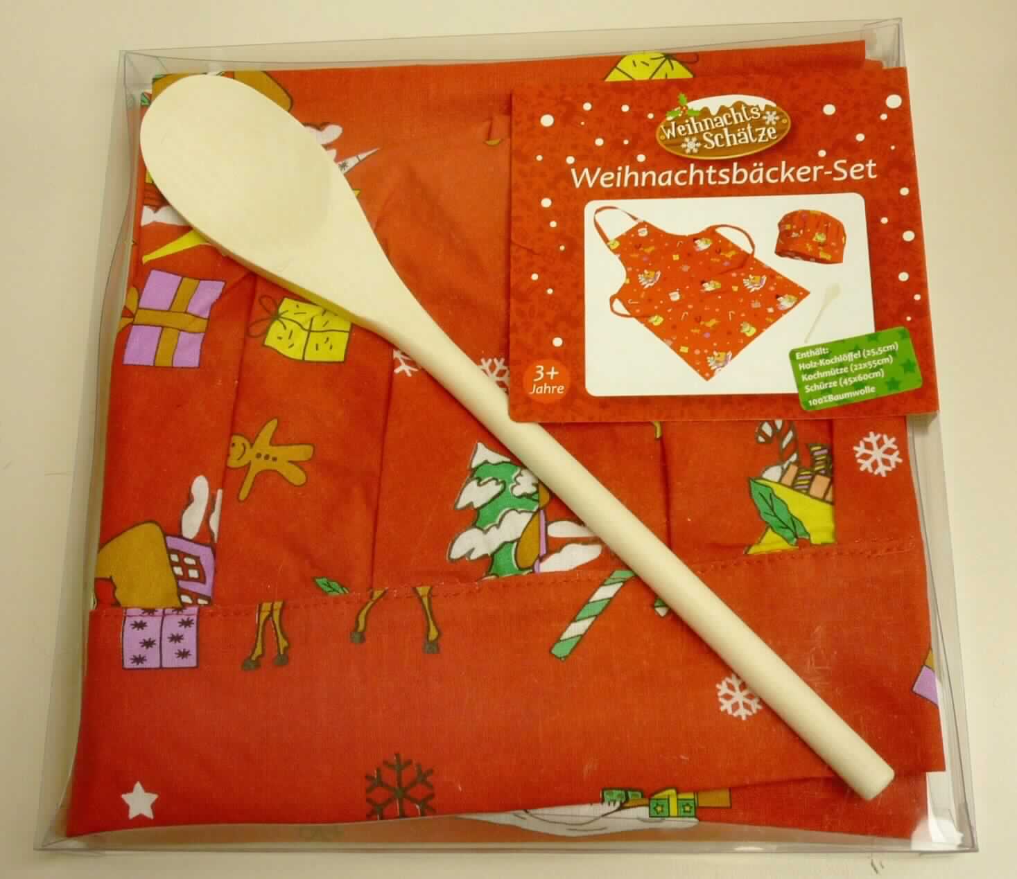 Weihnachtsbäckerei-Set, Art. 17354, in Kindergröße, Foto siehe Anlage,
- bestehend aus einer Schürze, einer Kochmütze und einem Kochlöffel,
- gemeinsam in einer Blisterpackung aus klarsichtigem Kunststoff (übliche Verpackung im Sinne der AV 5 b)) für
  den Einzelverkauf aufgemacht und zur Befriedigung eines speziellen Bedarfs zusammengestellt,
- Schürze:
-- aus ca. 0,4 mm dicken, buntbedruckten Geweben aus laut Antrag 100 % Baumwolle,
-- als Latzschürze gearbeitet; den vorderen Teil des Körpers bedeckend, 
-- in den Abmessungen: ca. 60 cm x 45 cm,
-- mit einem Nackenträger mit Klettverschluss und Bindebändern in der Taille,
-- ohne Hinweise auf den Trägerkreis (unisex), 
-- an allen Rändern gesäumt,
-- aufgrund der Größe keine Einreihung in die Unterposition 6211 4210,
- Kopfbedeckung:
-- aus Gewebezuschnitten hergestellt,
-- in der Art einer Kochmütze,
-- mit einer Breite von ca. 22 cm und einer Höhe von ca. 18 cm,
-- oben geschlossen,
-- ohne Schirm,
-- am unteren Rand mit Klettverschluss ausgestattet,
- Kochlöffel:
-- laut Antrag aus Holz,
-- mit einer Länge von ca. 26 cm,
-- zur Verwendung in der Küche,
- im Hinblick auf die Verwendung sind die Schürze, die Kopfbedeckung und der Kocklöffel als annähernd 
  gleichbedeutend anzusehen; insbesondere im Hinblick auf den Wert jedoch verleiht die Schürze der 
  Warenzusammenstellung ihren wesentlichen Charakter.

"Kleidung, andere als in den Positionen 6201 bis 6210 genannte, aus Geweben, für Mädchen, aus Baumwolle, 
 andere als in den Unterpositionen 6211 4210 bis 6211 4242 genannte"