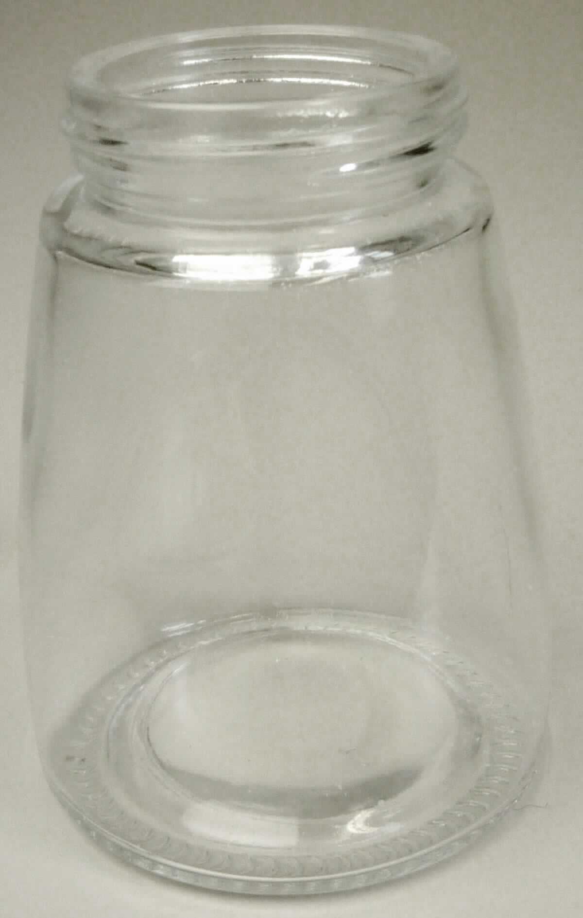 Behältnis aus Glas, sog. zylinderförmiger Behälter, Foto siehe Anlage,
- in Form eines runden, nach oben sich verjüngenden Behältnisses mit Schraubverschluss,
- mit einem Durchmesser von ca. 6,5 cm und einer Höhe von ca. 9 cm, 
- aus klarem, nicht gefärbtem Glas (nicht aus Glasröhren hergestellt),
- mit einem Nenninhalt von weniger als 2,5 Liter,
- zur Aufnahme von Nahrungsmitteln bestimmt (wird als Unterteil einer sog. Gewürzmühle verwendet).

"Behältnis aus Glas, zu Transport- oder Verpackungszwecken, nicht hergestellt
 aus Glasröhren, mit einem Nenninhalt von weniger als 2,5 Liter, für Nahrungsmittel,
 andere als Flaschen, mit einem Nenninhalt von weniger als 0,25 Liter"