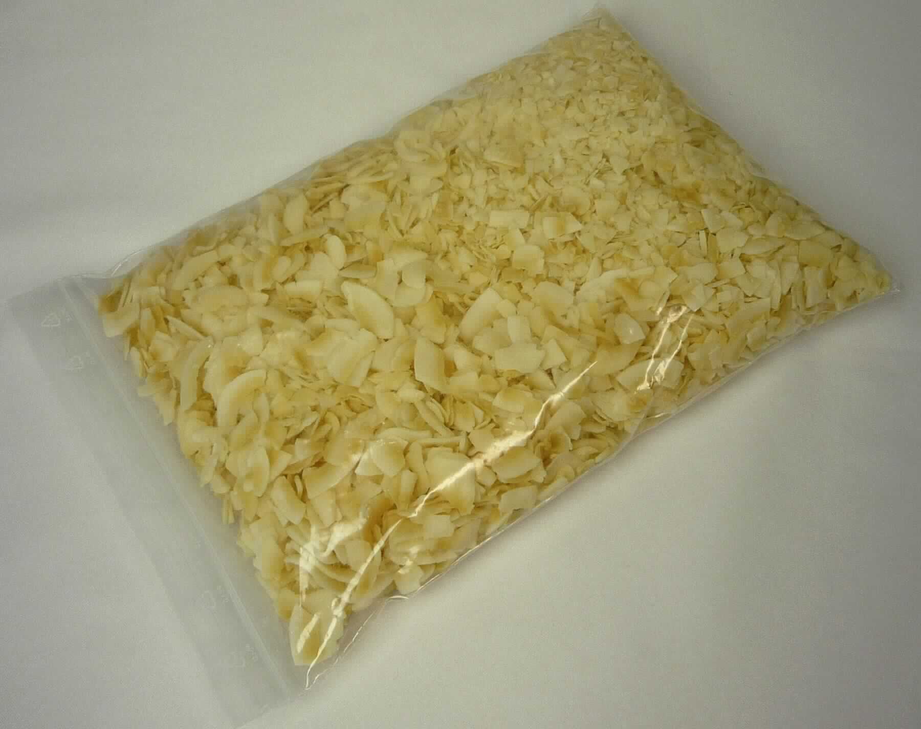 Kokosnusschips

Antragsangaben: geröstete, gesüßte Kokosnusschips. Aufmachung: in Kartons mit einem Nettogewicht von 10 kg und Säcken mit einem Nettogewicht von 35 kg. 

Beschaffenheit des vorgelegten Warenmusters: beigefarbene, in der Größe variierende, süß, knusprig und nach Kokosnuss schmeckende Chips mit Röstmerkmalen.

Früchte, Nüsse und andere genießbare Pflanzenteile, in anderer Weise zubereitet oder haltbar gemacht, auch mit Zusatz von Zucker, anderen Süßmitteln oder Alkohol, anderweit weder genannt noch inbegriffen, Schalenfrüchte, Erdnüsse und andere Samen, auch miteinander vermischt, andere als Erdnüsse, in unmittelbaren Umschließungen mit einem Gewicht des Inhalts von mehr als 1 kg, tropische Nüsse, andere.