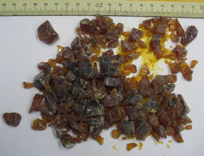 Kolophoniummodifiziertes Phenolharz (Rosin Modified Phenolic Resin)

Angaben:
Das als "Rosin Modified Phenolic Resin" bezeichnete Erzeugnis wird durch chemische Modifizierung von Kolophonium und anschließende chemische Umsetzung mit alkylierten Phenol und para-Formaldehyd hergestellt. Genaue Angaben zur Formulierung liegen vor. Es ist in 1000-kg-Big Bags verpackt und wird als Bindemittel bei der Herstellung von Druckfarben eingesetzt (Druckfarbenharz). Die Säurezahl (Acid Value) ist gemäß vorgelegtem Analysenzertifikat mit max. 30 mg KOH/g spezifiziert. 
Nach den Angaben werden vom Berechtigten aber nur Chargen mit einer Säurezahl (Acid Value) nicht mehr als 25 mg KOH/g gehandelt.

Feststellungen:
Vorgelegt wurden gelbbraune, gebrochene, spröde Stücke.

Befund:    
Mit Kolophonium modifiziertes Phenolharz, - mit einem Kolophoniumgehalt von 60 GHT oder mehr, jedoch nicht mehr als 75 GHT, - mit einer Säurezahl von nicht mehr als 25, - von der im Offsetdruck verwendeten Art 
 
Diese Verbindliche Zolltarifauskunft gilt nur für solche Chargen mit einer Säurezahl (Acid Value) von nicht mehr als 25 mg KOH /g.