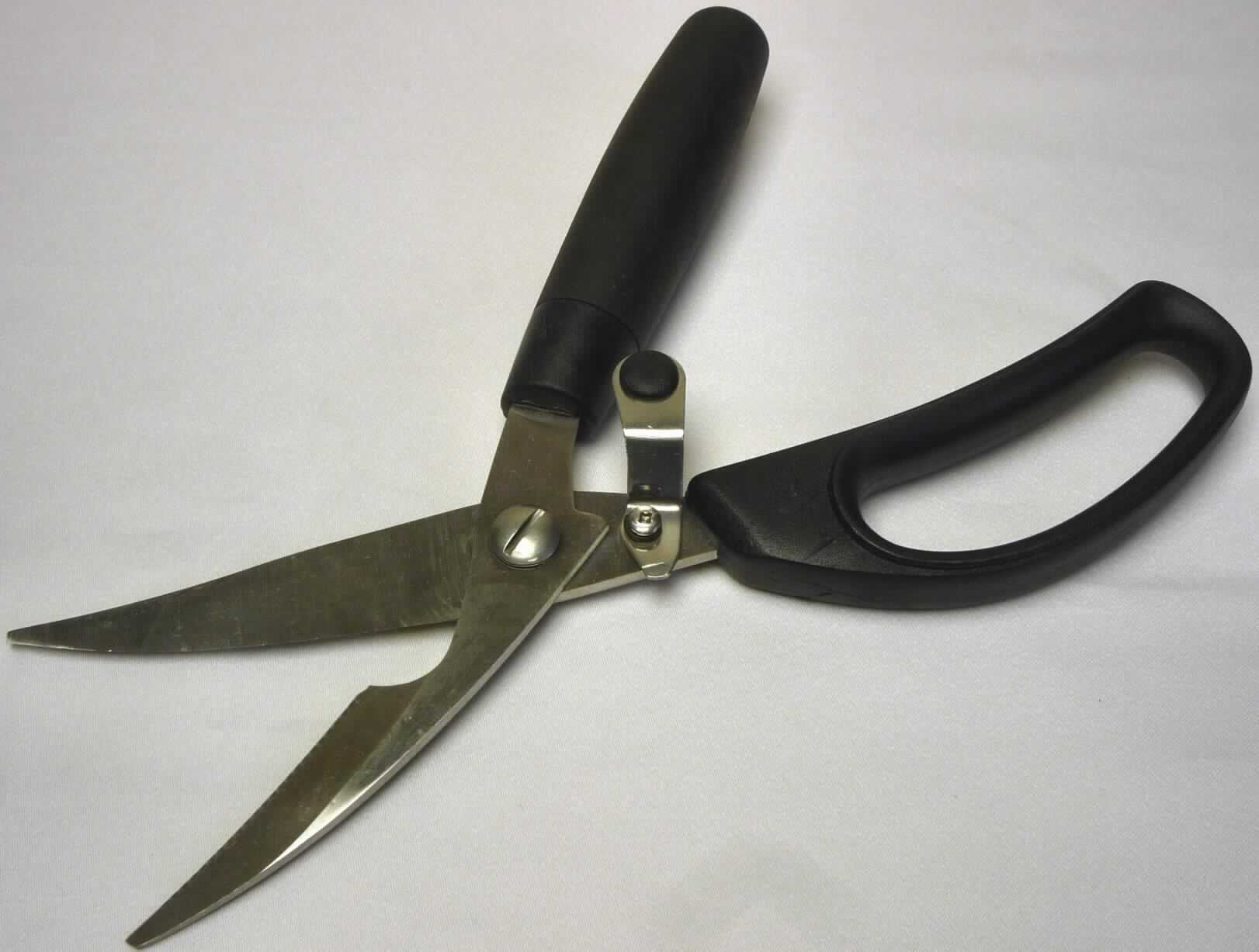 "Geflügelschere"; es handelt sich um eine mit einer Hand zu betätigende Schere mit zwei Scherenarmen aus nicht rostendem Stahl (arbeitender Teil), die sich um einen Stift bewegen und Griffen mit Kunststoffüberzug

- mit einer Feder ausgestattet, wodurch sich die Scherenarme selbsttätig öffnen

- mit einer Arretierung aus nicht rostendem Stahl am Griff versehen, die ein leichtes Öffnen 
  und Schließen mit einer Hand ermöglicht

- mit einer Länge von ca. 24 cm

- in einer Kunststofffolie verpackt

Das Erzeugnis dient dem fachgerechten Zerkleinern von Fleisch.

-Antragstellerangaben-

Abbildung siehe Anlage.

Derartige Erzeugnisse gehören als "Geflügelscheren, mit arbeitendem Teil aus unedlem Metall" zum TARIC - Code 8201 5000 00.
