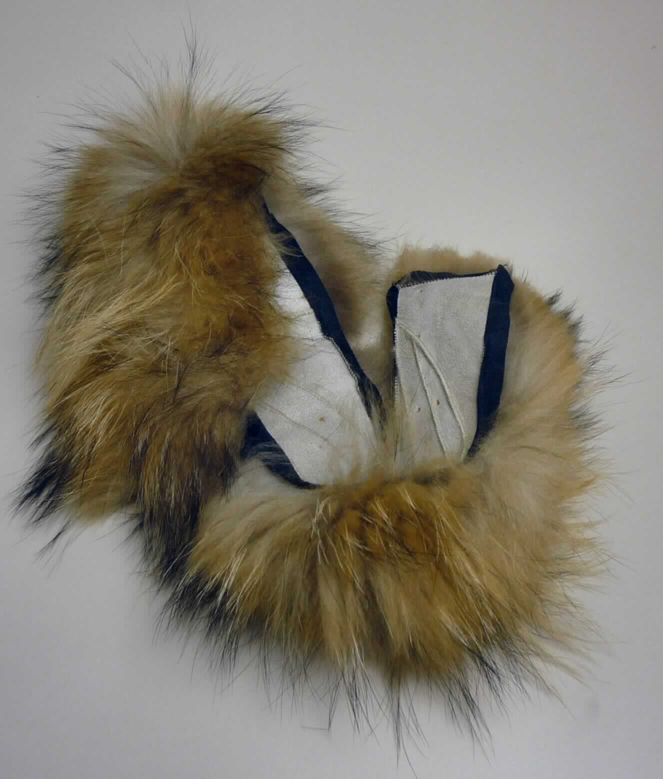 Andere Ware aus Pelzfellen, sog. Fell, Foto siehe Anlage,
- gegerbtes, zugerichtetes, aus verschiedenen Stücken zusammengenähtes Pelzfell (Fuchs) in Form eines 
  Kragenbesatzes,
- entlang dem Rand mit Streifen aus Spinnstoffgeweben (anderer Stoff als Pelzfell) gesäumt,
- mit einer Länge von ca. 70 cm,
- keine Ware der Position 4302, da in Verbindung mit anderen Stoffen und der Kragenbesatz ohne 
  weitere Bearbeitung an Kleidungsstücken angebracht werden kann.

"Andere Ware (Kragenbesatz), aus Pelzfellen"