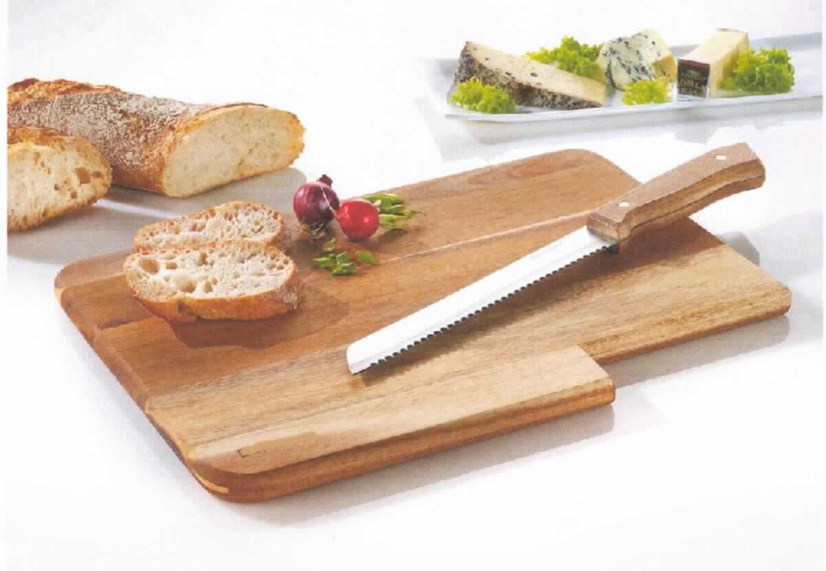 "Schneidbrett mit Brotmesser, Art.-Nr. 304-014" (Abbildung siehe Anlage)
Warenzusammenstellung aus
- einem annähernd rechteckigen, an den Ecken abgerundeten Schneidebrett aus Akazienholz
  (lt. Antragsteller), Abmessungen 36,0 x 26,5 x 1,8 cm und
- einem Wellenschliffmesser mit Edelstahlklinge und Akazienholzgriff, Länge 33,5 cm,
- zur Verwendung bei Tisch oder in der Küche,
- in einer gemeinsamen Verpackung zur Abgabe an den Endverbraucher aufgemacht.
Der Charakter der Ware wird aufgrund des Wertes durch das Schneidebrett bestimmt.

"Holzware zur Verwendung bei Tisch oder in der Küche, nicht aus tropischem Holz im Sinne
 der Zusätzlichen Anmerkung 2 zu Kapitel 44 (Schneidebrett aus Holz in Warenzusammenstellung
 mit nicht charakterbestimmendem Messer) - Schneidebrett mit Brotmesser"