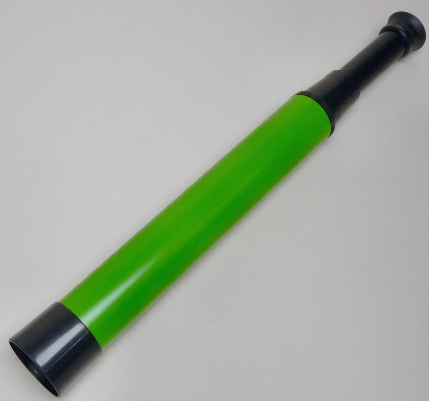 Fernrohr, sog. Expedition Natur Abenteuer-Teleskop, Art.-Nr. 9655, im Wesentlichen bestehend aus einem 320 mm langen (ausgezogen 390 mm) Kunststoffgehäuse mit einem maximalen Durchmesser von 45 mm, mit mehreren Kunststofflinsen ausgestattet.
Äußere Form: siehe Abbildung in der Anlage.
Die in einem Pappkarton verpackte Ware dient als Fernrohr der Betrachtung entfernter Objekte, indem durch auseinanderziehen der Tuben der Sehwinkel vergrößert wird und die betrachteten Objekte näher oder größer erscheinen.
Nicht Position 9503, da die Ware einen eigenen Gebrauchswert hat und in Anwendung der Anmerkung 1 v) zu Kapitel 95 von Kapitel 95 ausgenommen ist.

Die Ware wird als "Fernrohr, kein Fernglas" eingereiht.