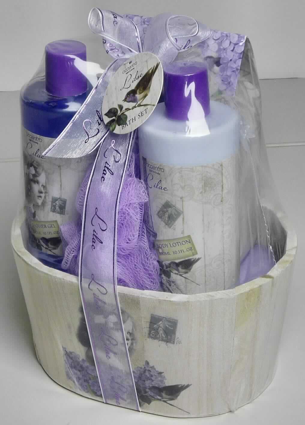 "Badeset IDAS WELT"
Warenzusammenstellung, bestehend aus:
- einem Behältnis aus Paulowniaholz (lt. Antragsteller) in Form eines ovalen Holzzubers, auf der Vorderseite 
  mit selbstklebender, bedruckter Folie (Mädchengesicht mit Blumenranke und stilisierter Briefmarke) versehen, 
  dient der dauerhaften Aufbewahrung nachgenannter Bestandteile, Abmessungen ca. 19 x 13 x 10 cm,
- darin, auf einer papierumwickelten Styroporunterlage stehend, zwei Kunststoffflaschen gefüllt mit Duschgel bzw. 
   Körperlotion (jeweils 300 ml), einem Netzschwamm aus Kunststoffgewebe sowie Badesalz (300 g) abgefüllt in 
   einem klarsichtigen Kunststoffbeutel mit Umverpackung aus Pappe (alle Bestandteile sind ebenfalls bedruckt mit 
   Mädchengesicht, Blumenranke und stilisierter Briefmarke),
- mit klarsichtiger Kunststoffolie umhüllt, versehen mit einer Zierschleife aus Spinnstoffen gemeinsam verpackt und 
  für den Einzelverkauf aufgemacht.
(Abbildung siehe Anlage)

Der Charakter der Warenzusammenstellung wird hinsichtlich des Wertes durch den Holzzuber (Innenaus- stattungsgegenstand) bestimmt.

"Innenausstattungsgegenstand aus Holz, nicht aus tropischem Holz im Sinne der Zusätzlichen Anmerkung 2 zu Kapitel 44 (Warenzusammenstellung aus Holzzuber -Charakter bestimmend-, Duschgel, Netzschwamm, Körperlotion und Badesalz); sog. Badeset"
