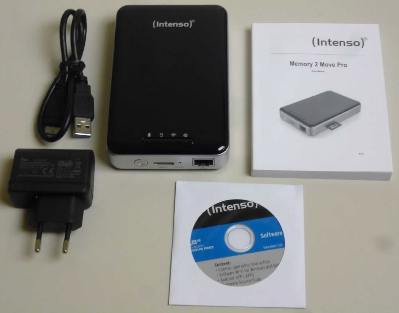Externe Festplatte, in Form einer Warenzusammenstellung bestehend aus einer Festplatte (charakterbestimmend im Hinblick auf die Verwendung), einem USB 3.0 Kabel, einer CD-ROM, einer Bedienungsanleitung, in funktioneller Einheit mit einem Netzadapter. 
Die Festplatte besteht im Wesentlichen aus rotierend gelagerten Magnetplatten und beweglichen Schreib- und Leseköpfen mit einer Speicherkapazität von 1 TB in einem 130 x 83 x26 mm großen Kunststoffgehäuse mit einem Bauformat von 2,5 Zoll mit LED-Display, einem USB 3.0 Anschluss, einem SD-Karten-Slot, einer Ethernet LAN-Schnittstelle sowie integriertem WLAN-Modem. Das Gerät dient nach Anschluss an die zentrale Verarbeitungseinheit einer automatischen Datenverarbeitungsmaschine dazu, Daten aufzuzeichnen und wiederzugeben. 
Es ist unmittelbar an die Zentraleinheit einer automatischen Datenverarbeitungsmaschine anschließbar und in der Lage, Daten in einer vom System verwendbaren Form zu empfangen und zu liefern.

Der Datenaustausch kann per USB 3.0 Kabelverbindung mit einer Datenverarbeitungsmaschine, LAN und per WLAN  erfolgen. Die Datenspeicherung stellt gegenüber dem kabellosen Datenaustausch die das Ganze kennzeichnende Hauptfunktion der kombinierten Maschine dar.

Die Bestandteile der Zusammenstellung sind gemeinsam in einer Blisterverpackung für den Einzelverkauf aufgemacht.

Die Ware wird als "Festplattenspeichereinheit, nicht für zivile Luftfahrzeuge bestimmt" eingereiht.

Anlage: 1 Abbildung