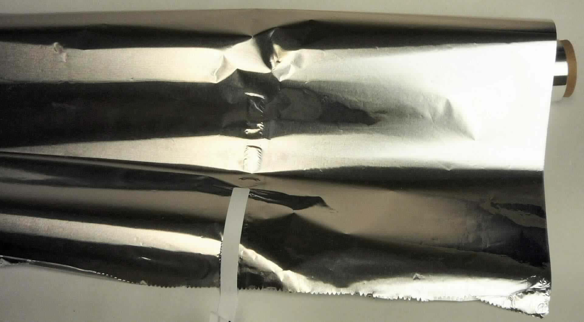Aluminiumfolie für den Haushalt

Bei der Ware handelt es sich um ein gewalztes, metallisches Flacherzeugnis aus Aluminium, aufgerollt auf einer Papprolle in einer Verkaufsverpackung. Die Folie hat eine Breite von 290 mm und eine Länge von 10 m. Die Dicke beträgt ca. 0,01 mm. Das Gesamtgewicht der aufgerollten Folie beträgt weniger als 10 kg. 
Die Aluminiumfolie wird im Haushalt beispielsweise zum Verpacken von Lebensmitteln verwendet. 

Die Ware ist nach ihrer Beschaffenheit als Folie aus Aluminium, ohne Unterlage, nur gewalzt, in Rollen mit einem Stückgewicht von 10 kg oder weniger, mit einer Dicke von 0,007 mm oder mehr, jedoch weniger als 0,021 mm in die Codenummer 7607 1111 10 0 des Zolltarifs einzureihen.