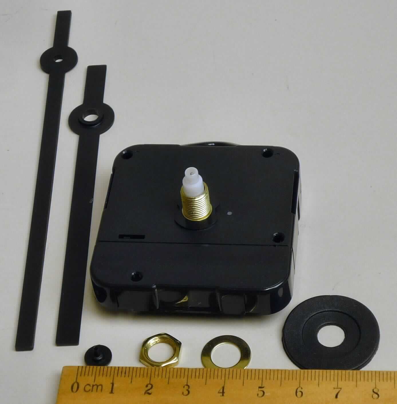Bei dem Erzeugnis "Uhrwerk und Zeigerpaar UW-L + UW-S" handelt es sich um eine unvollständige und noch nicht zusammengesetzte Uhr mit Kleinuhr-Werk, bestehend aus:
- einem Quarz-Uhrwerk (Abmaße: ca. 45 mm x 35 mm x 11 mm / Breite x Länge x Dicke) in einem Kunststoffgehäuse mit Aufhängevorrichtung, Batteriehalter (hier ohne Batterie) und einer Vorrichtung zur Aufnahme einer mechanischen Anzeige,
- und einem Zeigerpaar (Stunden- und Minutenzeiger) aus Kunststoff.

Dem für den Zusammenbau einer Uhr mit einem Zifferblatt nach Wunsch bestimmten und in einer durchsichtigen Kunststofftüte verpackten Erzeugnis liegt entsprechendes Befestigungsmaterial für die Anzeige bei (Gummiring, Unterlegscheibe mit Mutter, Kappe). 
 
Die Ware ist als "Uhr mit Kleinuhr-Werk, ausgenommen Uhren der Position 9101, 9102 oder 9104, elektrisch betrieben" einzureihen.

Anlage: 1 Abbildung
