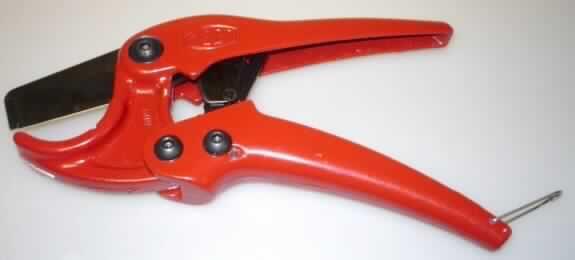 "PE-Rohrschere"; es handelt sich um mit freiem Arm zu handhabende Rohrschneider mit Klinge (arbeitender Teil) aus unedlem Metall; der Griff und das zur Rohraufnahme ausgeformte "Klingengegenstück" sind mit einem farbigen Überzug versehen. Die Rohrschneider sind mit einem "Feststell- und Betätigungsmechanismus" mit Zahnung versehen, dienen zum Schneiden von Kunststoffrohren und sind in einem Kunststoffbeutel mit Einlegeblatt verpackt. 

Abbildung siehe Anlage. 

Derartige Erzeugnisse gehören als "Rohrschneider" zur Codenummer 8203 4000 00 des Integrierten Zolltarifs der EG (TARIC).