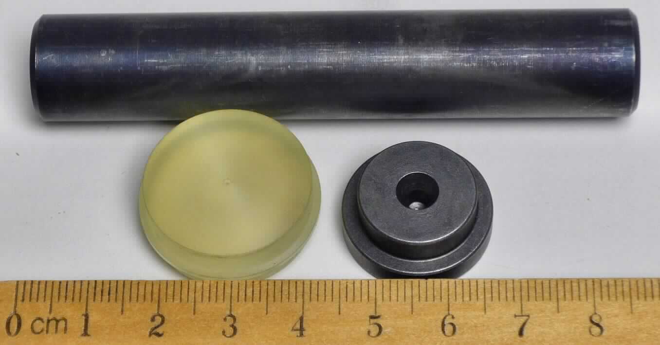 Warenzusammenstellung in Aufmachung für den Einzelverkauf, bestehend aus

- einem sogenannten Washer (Scheibe) aus Stahl (charakterbestimmend im Hinblich auf den Wert)

- - Durchmesser ca. 20 mm, Dicke ca. 8 mm; auf einer Höhe von ca. 4 mm abgestuft auf ca. 16 mm Durchmesser

- - mit einer nicht durchgehenden, ca. 8 mm tiefen Bohrung von ca. 5 mm auf der Schmalseite

- einem Bolzen aus Stahl

- - Durchmesser ca. 16 mm, Länge ca. 87 mm; an den Enden gefast

- einem Stopfen aus Kunststoff (PVC)

- - Durchmesser ca. 26 mm, Dicke ca. 9 mm; auf einer Höhe von ca. 4 mm abgestuft auf ca. 24 mm Durchmesser

Abbildung siehe Anlage.

Gemeinsam in einem Polybeutel mit Label verpackt.

Das Set dient der Arretierung einer Bohrkrone bzw. der Verriegleung des Bohrkopfes im Grundkörper und stellt sich somit als erkennbares Teil eines Gesteinsbohrwerkzeugs  (= auswechselbare Werkzeuge zur Verwendung in Gesteinsbohrmaschinen) dar (Antragstellerangaben).

Derartige Erzeugnisse gehören als "Teile aus unedlem Metall, erkennbar für Erd-, Gesteins- oder Tiefbohrbohrwerkzeuge, mit arbeitendem Teil aus Cermets" zum TARIC-Code 8207 1300 00.
