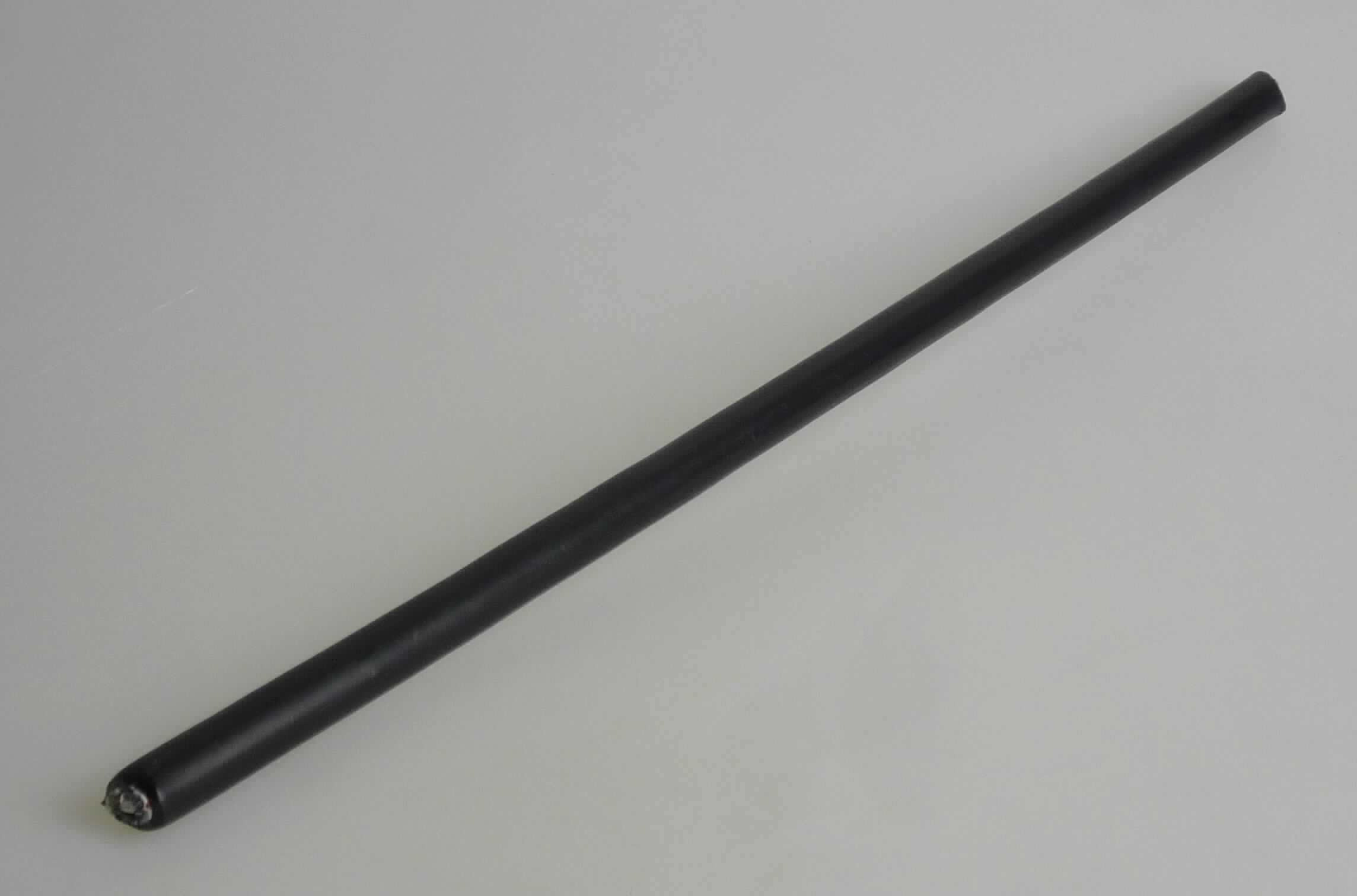 Optisches Kabel, sog. LWL-(Lichtwellenleiter-)-Außenkabel, 
- aus acht LWL-Bündeladern zu je zwölf mit doppelschichtigem UV-vernetztem Acrylat 
  umhüllten optischen Fasern in einer gemeinsamen Außenummantelung;
- mit einem Außendurchmesser des Kabels von 14,7 mm;
- ohne Anschlussstücke;
- bestimmt als Erd- oder Rohrkabel.

Die Ware ist als "Kabel aus optischen, einzeln umhüllten Fasern" einzureihen.