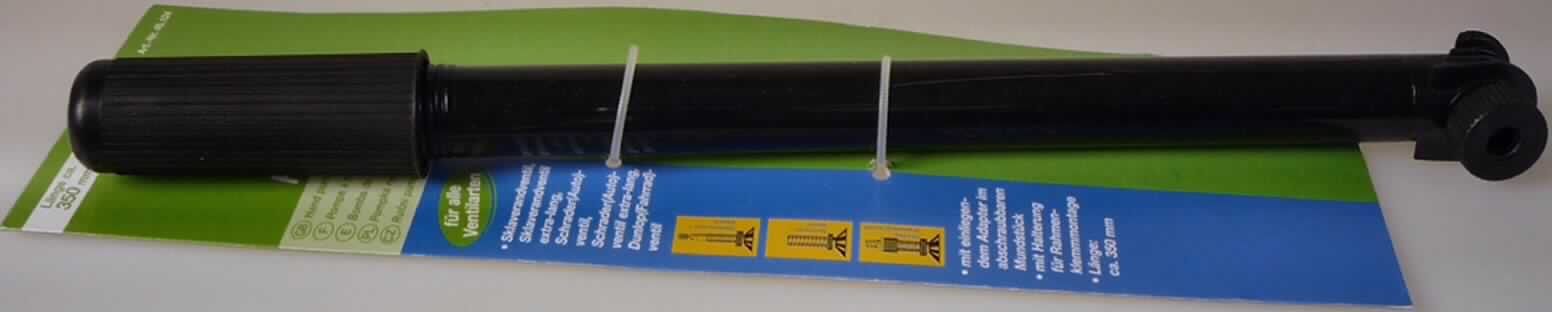 Handluftpumpe
- in Form einer Kolbenpumpe mit in einem Zylinder (Länge: ca. 350 mm) geführter 
  Kolbenstange, Feder, Luftauslassöffnung und geriffeltem Griff - Abbildung siehe Anlage -,
- zum Aufpumpen von Fahrradreifen.

"Handbetriebene Luftpumpe für Fahrräder - sog. Handluftpumpe"