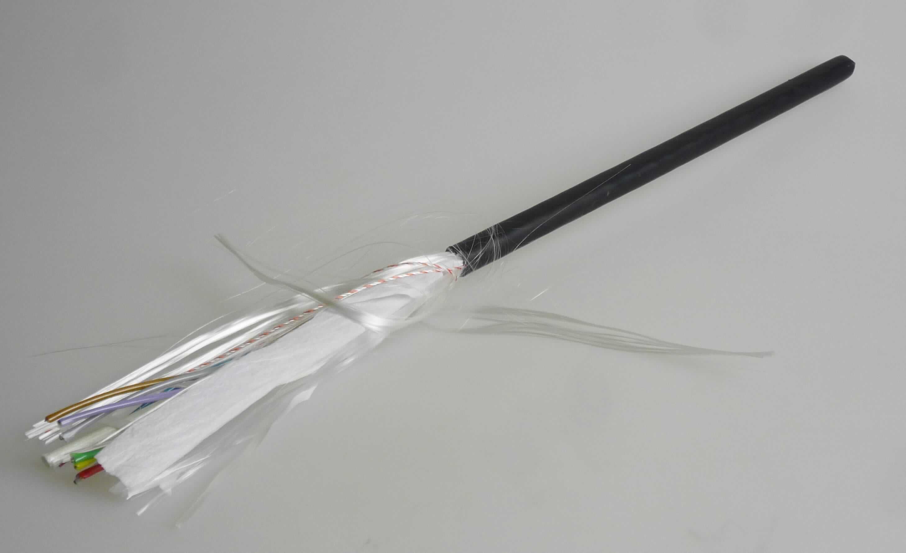 Optisches Kabel, sog. LWL-(Lichtwellenleiter-)-Universalkabel,
- aus acht LWL-Bündeladern zu je zwölf mit doppelschichtigem UV-vernetztem Acrylat 
  umhüllten optischen Fasern in einer gemeinsamen Außenummantelung;
- mit einem Außendurchmesser des Kabels von 11,2 mm;
- ohne Anschlussstücke;
- bestimmt als Erd- oder Rohrkabel.

Die Ware ist als "Kabel aus optischen, einzeln umhüllten Fasern" einzureihen.