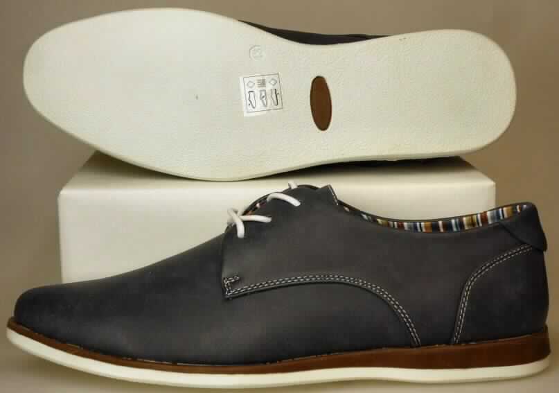 Freizeitschuhe (lt. Antrag: "Herren Freizeitschuh 168301", Foto siehe Anlage)
- mit Laufsohlen aus (lt. Antrag) Kautschuk,
- mit Oberteil (geschlossenes Blatt) aus Kunststoff (Spinnstoff mit einer mit bloßem Auge 
  wahrnehmbaren Außenschicht aus Kunststoff),
- auf das Oberteil ist im Fersenbereich ein Stück aus Kunststoff als Verstärkungsteil aufgesetzt,
- mit kurzem Schnürsenkelverschluss,
- ohne Metallschutz in der Vorderkappe,
- nicht den Knöchel bedeckend,
- mit einer Länge der Innensohle von mehr als 24 cm,
- für Männer (u. a. weiter Schnitt)

"Schuhe mit Laufsohlen aus Kautschuk und Oberteil aus Kunststoff, andere als in der Position 6401 
 und in den UPos. 6402 1210 bis 6402 9991 genannt, für Männer"