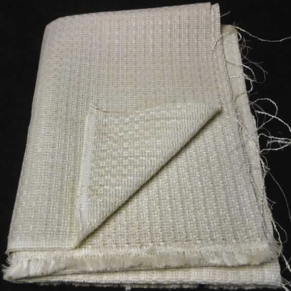 Gewebe, sog. Möbelbezugsstoff Torino, Foto siehe Anlage,
- als Meterware; laut Antrag mit einer Breite von etwa 145 cm,
- laut Untersuchungsergebnis:
-- aus Kettgarnen aus Polyester-Spinnfasern und Schussgarnen aus Polyester-Spinnfasern und aus synthetischen 
   Filamenten (lt. Antrag: Polyester); mit einem Gesamtanteil an
--- Polyester-Spinnfasern (synthetische Spinnfasern) von 71 GHT,
--- Polyester-Filamenten (synthetische Filamente) von 29 GHT,
-- buntgewebt,
-- in Musterbindung.

"Gewebe aus synthetischen Spinnfasern, anderes als in den Positionen 5512 bis 5514 genannte, aus Polyester-
 Spinnfasern, ausschließlich mit synthetischen Filamenten gemischt, buntgewebt"