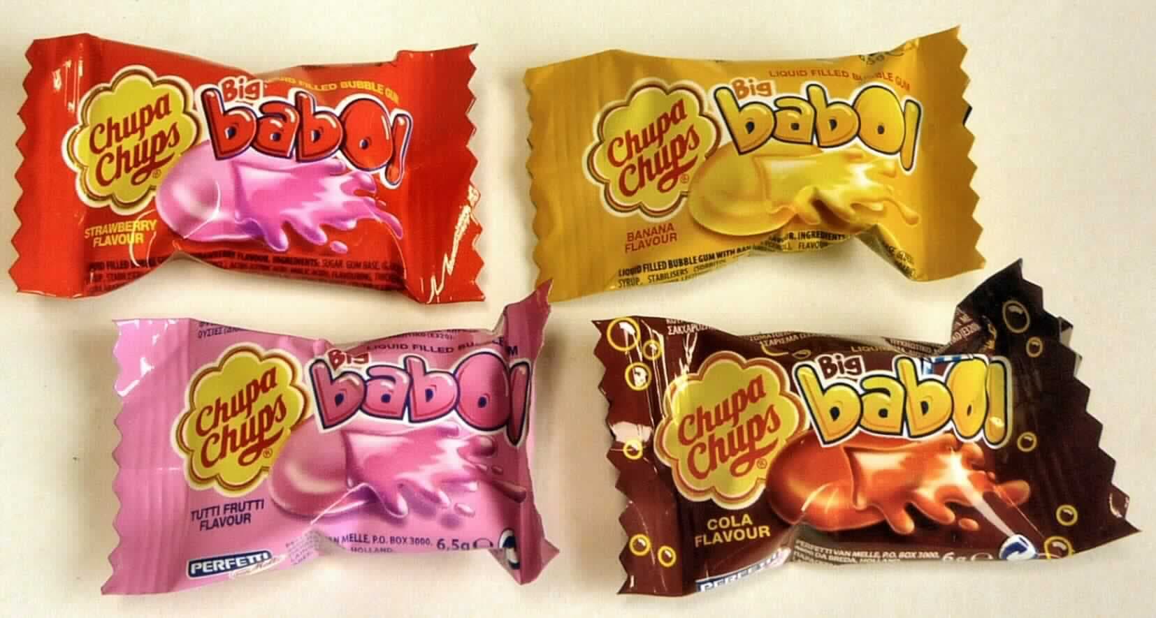 Zuckerware; Kaugummi

Bei der vorliegenden Ware handelt es sich um kissenförmige Kaugummis nach den Angaben in den Geschmacksrichtungen Erdbeere, Cola, Tutti Frutti und Banane, die mit einer flüssigen Füllung versehen sind. Die Kaugummis sind einzeln in einer bunt bedruckten Kunststofffolie verpackt.
Die vorgelegten Angaben zur Zusammensetzung des Kaugummis werden als zutreffend unterstellt.

Die Zuckerware ist als Kaugummi mit einem Gehalt an Saccharose (einschließlich Invertzucker als Saccharose berechnet) von 60 GHT oder mehr in die Unterposition 1704 1090 der Kombinierten Nomenklatur einzureihen.