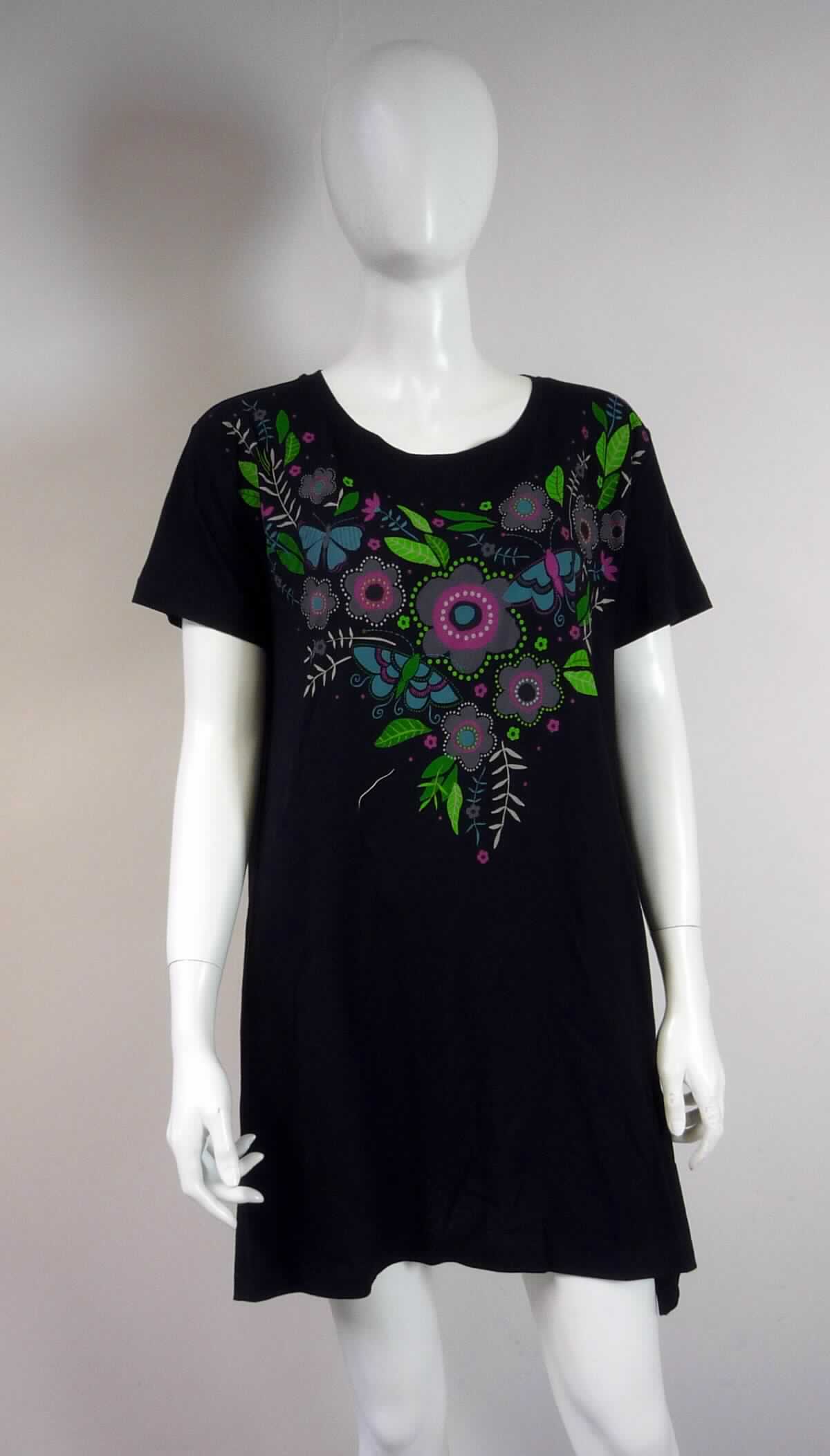 Kleid, sog. Oberteil aus Öko-Baumwolle, Art. 61-406, Größe M, Foto siehe Anlage,
- aus ca. 0,5 mm dicken, einfarbigen Gewirken aus laut Antrag 100 % Baumwolle
- über den Schritt reichend (Rückenlänge: ca. 81 cm),
- mit einem runden Halsausschnitt,
- ohne Öffnung und ohne Verschluss,
- mit kurzen Ärmeln,
- im Brustbereich mit einem großflächigen Aufdruck versehen; nach unten hin leicht ausgestellt gearbeitet,
- am unteren Rand durch Umschlagen und Festnähen gesäumt,
- kann aufgrund der Länge ohne ein weiteres, den Unterkörper bedeckendes Kleidungsstück getragen werden, 
  somit keine Ware der Position 6109.

"Kleid, aus Gewirken, für Frauen, aus Baumwolle"