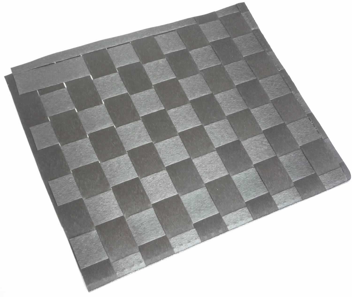 Nach den Angaben der Antragstellerin sowie dem vorliegenden Materialmuster handelt es sich um ein 30 x 45 cm großes, sogenanntes Platzset. Die in verschiedenen Farben (633097 /petrol, 633103 /creme, 633110 /lila, 633127 /rosa) erhältliche Platzmatte besteht unmittelbar aus ca. 2,1 cm breiten Kunststoffstreifen (Flechtstoff im Sinne der Anmerkung 1 zu Kapitel 46), die in Flächenform miteinander verwebt sind. Am Rand ist die Ware mit einer Prägenaht versehen und die Ecken sind leicht abgerundet.

Zolltarifrechtlich handelt es sich um "Flechtstoffe, in Flächenform verwebt, nicht aus pflanzlichen Stoffen, keine Geflechte, nicht aus Geflechten oder ähnlichen Waren aus Flechtstoffen".