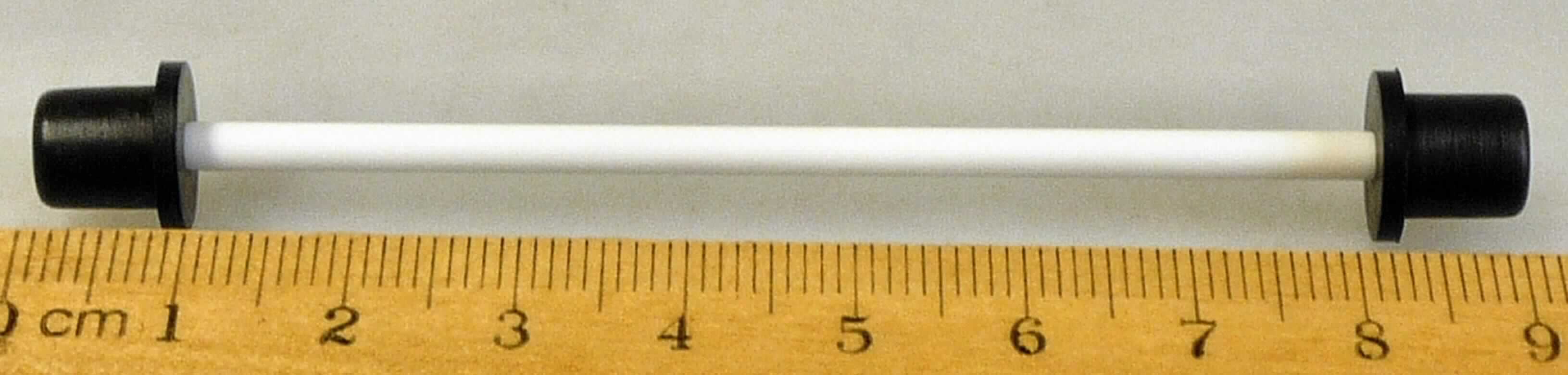 Keramische Waren zu technischen Zwecken, sog. Achse, Foto siehe Anlage,  
aus verschiedenen Stoffen zusammengesetzte Ware (Achse), bestehend aus
- einem weißen, zylinderförmigen Stift,
- - mit einer Länge von ca. 8,8 cm und einem Durchmesser von ca. 0,35 cm,
- - keramisches Erzeugnis, nach der Formgebung gebrannt, tonmineralhaltiges Material enthaltend,
- - aus (laut Antrag) Porzellan,
- zwei schwarzen, hütchenförmigen Lagern aus Kunststoff (laut Antrag Silikon),
- - mit einer Länge von ca. 1 cm und einem Durchmesser von ca. 1 cm,
- - an den beiden Enden des Stifts aufgesteckt,
- der keramische Stift bestimmt insbesondere nach dem Wert und seiner Bedeutung in Bezug auf 
  die Verwendung den wesentlichen Charakter der zusammengesetzten Ware,
- zum Einbau in Flüssigkeitspumpen (Teichpumpen) bestimmt, 
- dient als Achse für Flügelräder,
- keine Zuweisung zu Position 8413 als Teil von Flüssigkeitspumpen, da Waren (Teile) aus keramischen 
  Stoffen von Kapitel 84 ausgenommen sind.

"Keramische Ware zu technischen Zwecken, aus Porzellan"