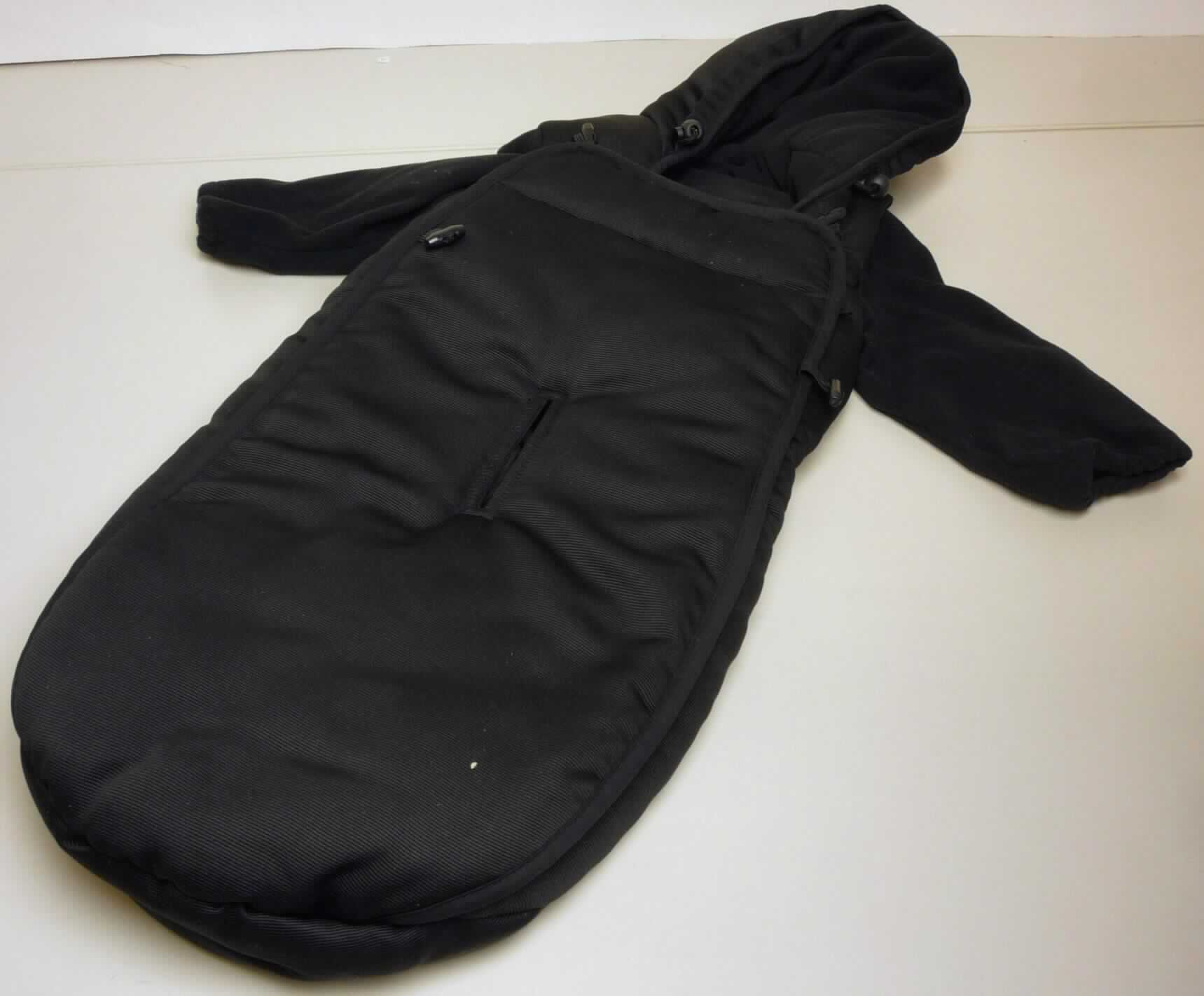 Kleidung für Kleinkinder, sog. Fußsack Baby-Safe, Foto siehe Anlage
- der Hauptkörper und die Kapuze sind aus einfarbigen Geweben aus laut Antrag 100 % Polyester (synthetische
  Chemiefasern) gearbeitet, wattiert gepolstert und zusätzlich mit einem gerauten Gewirke (sog. Fleece) aus laut 
  Antrag 100 % Polyester gefüttert,
- die Ärmel sind lediglich aus dem gerauten Gewirke gearbeitet,
- im oberen Bereich in Art eines Anoraks, mit einer Kapuze sowie mit langen Ärmeln mit verengenden Bündchen
  gearbeitet,
- vorn mit zwei seitlichen Öffnungen, jeweils mit einem fast bis an den unteren Rand reichenden Reißverschluss
  sowie am oberen Rand mit zwei Knebelverschlüssen zu schließen,
- am unteren, abgerundeten Rand geschlossen,
- in der Mitte der Vorder- und Rückseite mit einer Öffnung, durch die ein Gurt geführt werden kann,
- laut Antrag für Neugeborene und Babys bis 12 Monate; aufgrund der Länge (in flachliegenden Zustand: 
  ca. 80 cm) von weniger als 86 cm handelt es sich um Kleidung für Kleinkinder, die für Kinder unter 18 Monaten 
  bestimmt ist,
- die Gewebe bestimmen insbesondere im Hinblick auf den Umfang den Charakter der Ware.

"Kleidung (Fußsack), für Kleinkinder, aus Geweben, aus synthetischen Chemiefasern"