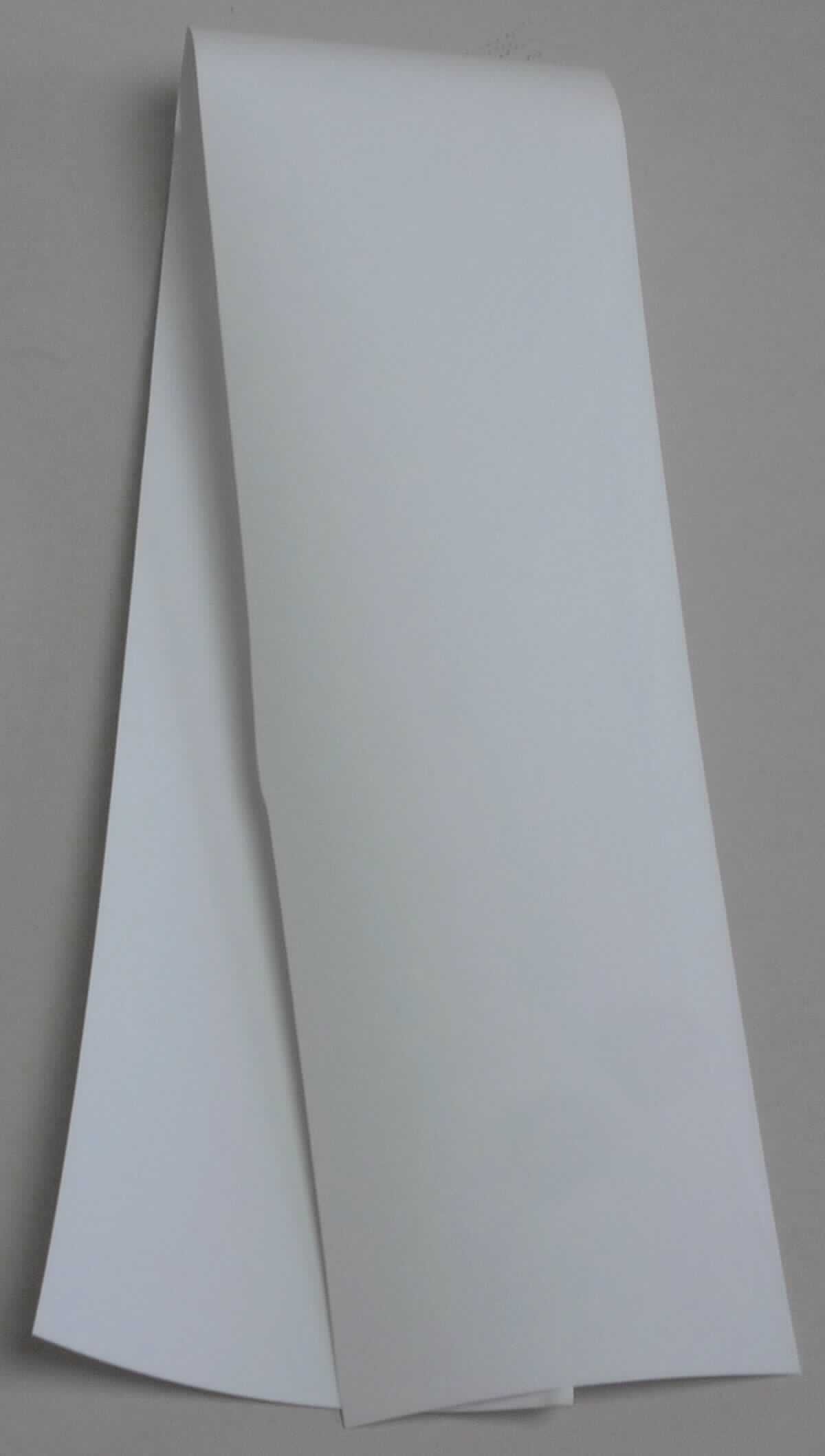Angaben des Antragstellers:
Polyurethanfolie mit Schmelzkleber in verschiedenen Farben und verschiedenen Längen.

Untersuchungsergebnisse an einem Warenmuster:
Folienstreifen (Breite ca. 7-7,5 cm) aus einer weißen, weichen Polyurethanfolie, die auf einer selbstklebenden Polyesterträgerfolie geklebt ist. Die Polyurethanfolie dient dem Bedrucken von Textilien. Die Polyesterfolie dient der besseren Handhabung und Verarbeitung.

Befund:
Bänder und Streifen aus Polyurethan ohne Verstärkung mit anderen Stoffen oder Zellstruktur im Sinne der Unterposition 3920 9928
