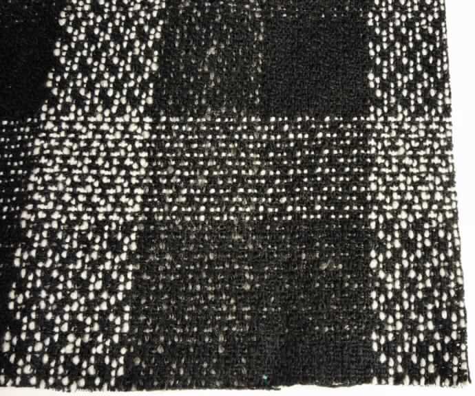 Textillaminat, sog. Oberstoff, Art. 7538 - Saison Winter 2012, Foto siehe Anlage,
- als Meterware; laut Antrag mit einer Breite von mehr als 30 cm,
- laut Untersuchungsergebnis:
-- aus zwei mit ihrer ganzen Fläche aufeinanderliegenden und so miteinander durch partielle Nadelung
   verbundenen Lagen; bestehend aus:
--- einer Oberlage aus Gewirke (laut Antrag: Schauseite):
---- gefärbtes Kettengewirke (Raschelspitze) aus synthetischen Chemiefasern (laut Antrag Polyester),
---- ohne Flor- oder Schlingenoberfläche,
---- keine Elstomergarne oder Kautschukfäden enthaltend,
--- einer Unterlage aus Gewebe: 
---- bestehend aus Effektzwirn aus Garnen aus synthetischen Filamenten (Polyester), aus synthetischen 
     Spinnfasern (Polyester) und aus gedrehten Garnen aus Reißspinnstoff (Baumwolle, Polyester-, Viskose-, 
     Polyamid- und Polyacryl-Spinnfasern sowie Elastomergarnen) sowie aus dünnen Garnen aus Reißspinnstoff, 
---- mit einem Gesamtanteil an:
----- Polyester-Spinnfasern von 67 GHT,
----- Polyamid-, Polyacryl-Spinnfasern und Elastomergarnen von 3 GHT,
----- Viskose-Spinnfasern von 5 GHT,
----- Polyester-Filamenten vom 3 GHT und
----- Baumwolle von 22 GHT,
---- mit einem Quadratmetergewicht von über 170 g,
---- buntgewebt, in Musterbindung,
- im Hinblick auf die Verwendung als Oberstoff für die Wintersaison, den Wert und auch die Dicke bestimmt
  das die Unterlage bildende Gewebe den Charakter der Ware.

"Textillaminat aus Gewebe aus synthetischen Spinnfasern (charakterbestimmend), mit einem Anteil an diesen
 Fasern von weniger als 85 GHT, hauptsächlich mit Baumwolle gemischt, mit einem Quadratmetergewicht von mehr
 als 170 g, buntgewebt, anderes als in den Unterpositionen 5514 3010 und 5514 3030 genannte, aus Polyester-
 Spinnfasern und aus Kettengewirke, anderes als solche der Positionen 6001 bis 6004"