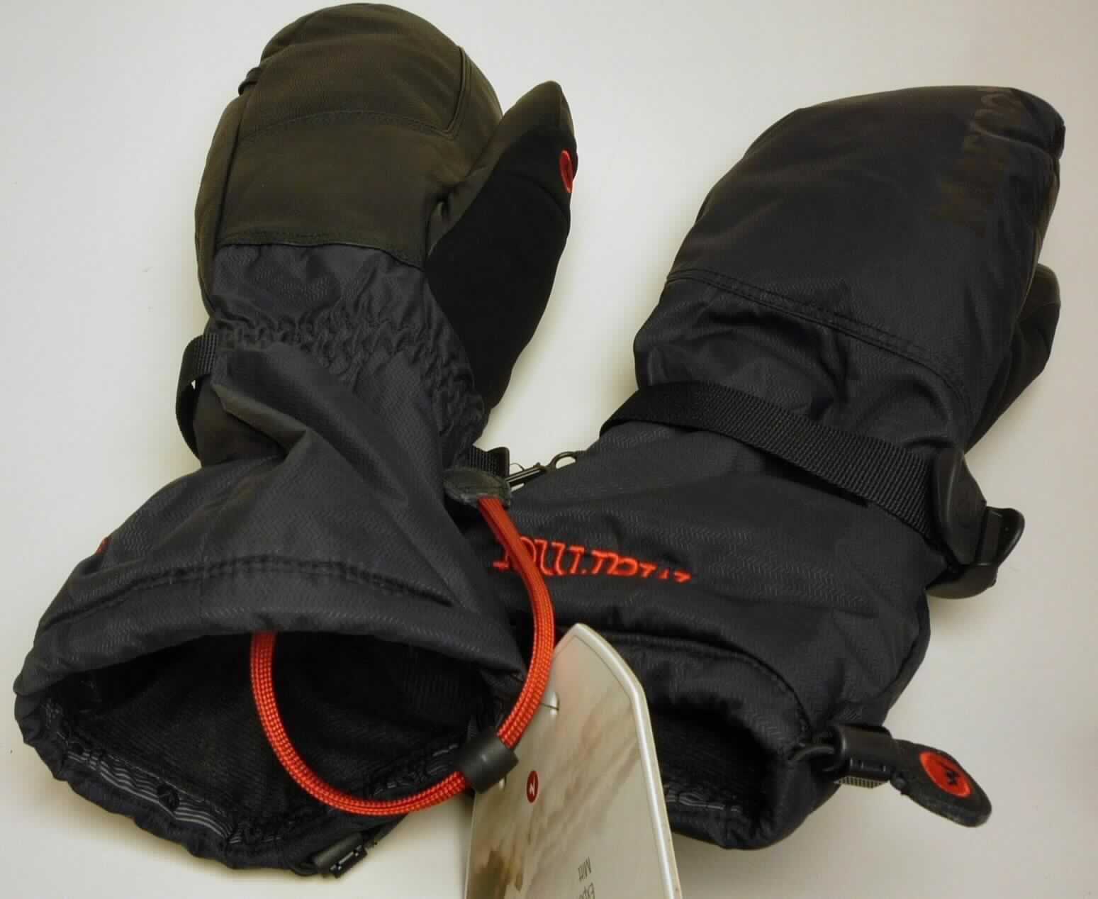 Bekleidungszubehör aus Leder (Handschuhe), sog. Handschuhe mit Primaloftfüllung, 
in Erwachsenengröße, Art. 16380, Foto siehe Anlage,
- als Fausthandschuhe mit einer langen Stulpe gearbeitet,
- in Bereich der Handinnenflächen, der Handkanten, der Innenseite des Daumen sowie der Außenseite
  der Daumenkuppen aus schwarzem Leder,
- in den restlichen Bereichen aus Geweben aus Spinnstoffen,
- das Leder verleiht dem Handschuh nach dem Umfang und aufgrund seiner Bedeutung in Bezug auf die
  Verwendung den wesentlichen Charakter,
- gefüttert,
- im Handgelenkbereich mit einem eingearbeiteten, elastischen Band und einem verstellbaren Riegel
  aus Gewebe mit Schnallenverschluss sowie einer Lasche mit Klickverschluss,
- am Stulpenrand mit einem verengenden Tunnelzug und einer Kordel mit verschiebbarem Gummiring,
- ohne funktionelle Merkmale von Spezialsporthandschuhen und von Schutzhandschuhen.

"Bekleidungszubehör aus Leder, Fausthandschuhe, andere als Spezialsporthandschuhe, 
andere als Schutzhandschuhe"