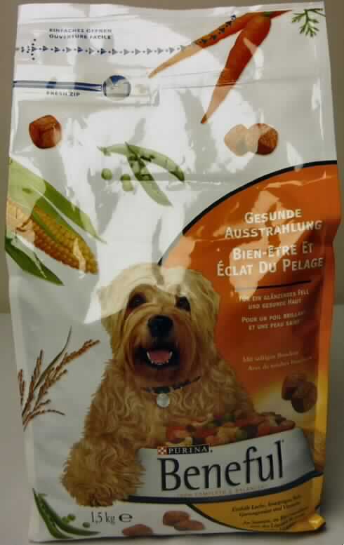 Futtermittelzubereitung für Hunde.

Antragsangaben (als zutreffend unterstellt): Alleinfuttermittel für ausgewachsene Hunde. Analytische Bestandteile: 23 % Protein, 10 % Fett, 8 % Rohasche, 1,6 % Rohfaser. Stärkegehalt: 32,3 %. Keine Milchfette enthalten.

Beschaffenheit des vorgelegten Warenmusters: Mischung aus sechs verschiedenen, harten Extrudaten mit folgenden Erscheinungsformen: rotbraun, herzförmig (max. Breite: ca. 2 cm), dunkelbraun, herzförmig (max. Breite: ca. 2 cm), grün, mit rundem Querschnitt (Durchmesser: ca. 1,3 cm), orangebraun, mit rundem Querschnitt (Durchmesser: ca. 1,3 cm), hellbraun, knochenförmig (Länge: ca. 2,0 cm) sowie mittelbraun, nahezu würfelförmig (Kantenlänge: ca. 1,2 cm). Aufmachung: im bedruckten, wiederverschließbaren, überwiegend weiß und orangefarbenen Standfolienbeutel für den Einzelverkauf aufgemacht. Inhalt (gem. Warenaufdruck): 1,5 kg.
Stärkegehalt (gem. Angabe): mehr als 30 GHT. Gehalt an Milcherzeugnissen (gem. Angabe): nicht enthalten.

Zubereitung von der zur Fütterung verwendeten Art, Hunde- und Katzenfutter in Aufmachung für den Einzelverkauf, Stärke enthaltend, mit einem Gehalt an Stärke von mehr als 30 GHT, keine Milcherzeugnisse enthaltend oder mit einem Gehalt an Milcherzeugnissen von weniger als 10 GHT.