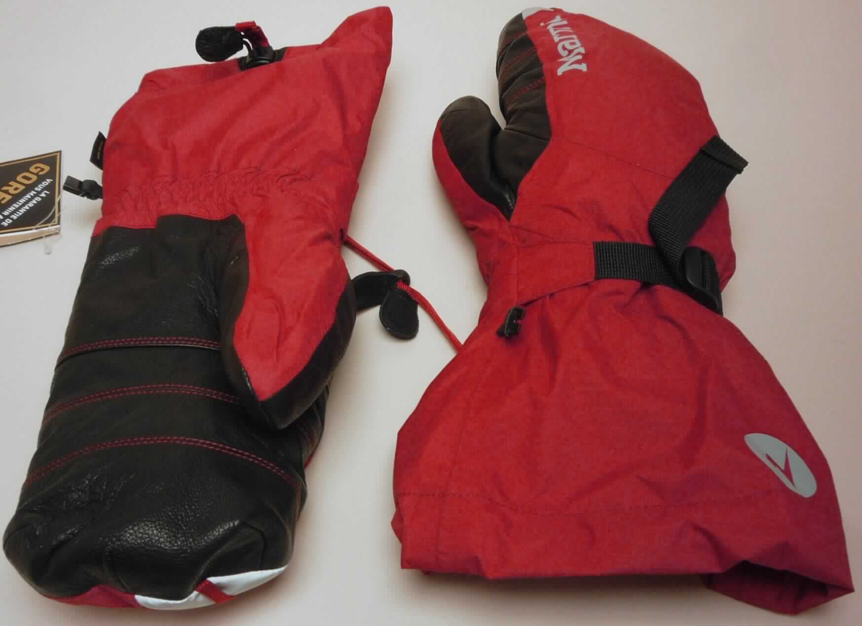 Warenzusammenstellung, bestehend aus Bekleidungszubehör aus Leder (ein Paar Handschuhe) und
einem Paar Handschuhe aus Spinnstoffen, sog. Handschuhe mit Primaloftfüllung, 
in Erwachsenengröße, Art. 15340, Foto siehe Anlage,
- in Aufmachung für den Einzelverkauf,
- zur Befriedigung eines speziellen Bedarfs zusammengestellt (individueller Kälteschutz; beide Paare
  können ineinander getragen werden),
- Bekleidungszubehör aus Leder (Außenhandschuhe):
- - als Fausthandschuhe mit einer langen Stulpe gearbeitet,
- -  in Bereich der Handinnenflächen, der Handkanten und der Innenseite des Daumen aus schwarzem
     Leder,
- - in den restlichen Bereichen aus Geweben aus Spinnstoffen,
- - das Leder verleiht dem Handschuh nach dem Umfang und aufgrund seiner Bedeutung in Bezug auf die
     Verwendung den wesentlichen Charakter,
- - gefüttert,
- - im Handgelenkbereich mit einem eingearbeiteten, elastischen Band und einem verstellbaren Riegel
    aus Gewebe mit Schnallenverschluss sowie einer Lasche mit Klickverschluss,
- - am Stulpenrand mit einem verengenden Tunnelzug und einer Kordel mit verschiebbarem Gummiring,
- - ohne funktionelle Merkmale von Spezialsporthandschuhen und von Schutzhandschuhen,
- Handschuhe aus Spinnstoffen (Innenhandschuh):
- - in Form von Fausthandschuhen mit ausgearbeiteten Daumen,
- - zweilagig gearbeitet; mit einer Außenlage aus verschiedenen, bis zu 0,3 mm dicken, einfarbigen, mit Kunststoff 
    (kein Zellkunststoff) überzogenen Geweben der Position 5903 und einer Innenlage aus Wattierungsstoff 
    (lt. Antrag: sog. Primaloft®-Füllung); augenscheinlich nach dem Zuschneiden durch Steppen abgeteilt und 
    miteinander verbunden (keine Meterware der Position 5811),
- - gefüttert,
- - mit einem punktuell aufgebrachten, musterbildenden Aufdruck im Bereich der Handinnenseite,
- - vorn und hinten mit einem aufgenähten, kurzen Hakenband,
- - am unteren Rand mit einem schmalen Gewirkeband eingefasst,
- dienen als robuste, atmungsaktive, wind- und wasserdichte Handschuhe für den extremen und ausgiebigen 
  Einsatz im Freien ((Expeditions-)Bergsteigen),
- die Außenhandschuhe aus Leder verleihen der Warenzusammenstellung im Hinblick auf den Umfang und ihrer
  Bedeutung in Bezug auf die Verwendung den wesentlichen Charakter.

"Bekleidungszubehör aus Leder, Fausthandschuhe, andere als Spezialsporthandschuhe, 
andere als Schutzhandschuhe"