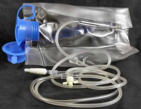 Überleitsystem, sog. APPLIX Pumpenset, in Form einer Warenzusammenstellung in Aufmachung für den Einzelverkauf, welches sich als unvollständiges Infusionssystem darstellt, bestehend aus 
1. einem unbefüllten, transparenten Kunststoffbeutel mit Skalierung von 100 bis 1500 ml und integriertem, festsitzenden, ca. 7 cm langen, transparenten Schlauch, einer transparenten Tropfkammer, jedoch ohne Rollenklemme zur Regulierung, einem ca. 200 cm langen, biegsamen, transparenten  Schlauch/Katheter mit Schlauchklemme und Zuspritzmöglichkeit in Form eines T-Stückes und negativem Luer-Lock-Ansatz mit Stufenadapter für Steckverbindungen sowie im oberen Teil mit einem verschließbaren Einfüllstutzen und Aufhängeöse, ebenfalls aus Kunststoff (charakterbestimmender Bestandteil in Bezug auf die Verwendung) und
2. einem Etikett mit Aufdruck zur Beschriftung des Beutels, selbstklebend.
Äußere Form: siehe Abbildung in der Anlage.
Die Ware dient zur Verabreichung von Sondennahrung bei enteraler Infundierung (Nahrungszufuhr und -aufnahme über den Magen-Darm-Trakt) und ist zum Anschluss an das Applikationssystem (Ernährungspumpe) APPLIX Smart/Vision (nicht Gegenstand dieser vZTA-Entscheidung) vorgesehen.
Die Bestandteile der Warezusammenstellung sind gemeinsam in einer sterilen Verpackung aus Papier und Kunststoff verpackt.

Die Ware wird als "medizinisches Gerät in Form eines Infusionsgerätes" eingereiht.