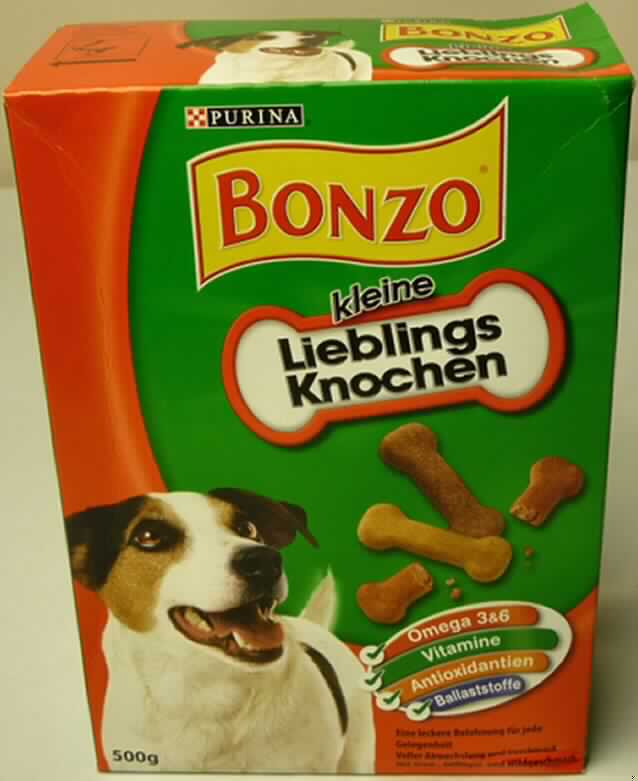 Futtermittelzubereitung für Hunde.

Antragsangaben (als zutreffend unterstellt): Ergänzungsfuttermittel für ausgewachsene Hunde. Analytische Bestandteile: 18 % Protein, 7 % Fett, 7 % Rohasche, 2 % Rohfaser. Stärkegehalt: 46,2 %. Molkenerzeugnis: 0,6 %.

Beschaffenheit des vorgelegten Warenmusters: Mischung aus hellbraunen, rotbraunen sowie braunen, knochenförmigen, harten Extrudaten. Abmessungen: L x B x H = ca. 6,5 x ca. 1,5 (min) bis 2,3 (max) x ca. 1,0 cm. Aufmachung: im bedruckten, wiederverschließbaren, überwiegend grünen Originalkarton für den Einzelverkauf aufgemacht. Inhalt (gem. Warenaufdruck): 500 g.
Stärkegehalt (gem. Angabe): mehr als 30 GHT. Gehalt an Milcherzeugnissen (gem. Angabe): weniger als 10 GHT.

Zubereitung von der zur Fütterung verwendeten Art, Hunde- und Katzenfutter in Aufmachung für den Einzelverkauf, Stärke enthaltend, mit einem Gehalt an Stärke von mehr als 30 GHT, keine Milcherzeugnisse enthaltend oder mit einem Gehalt an Milcherzeugnissen von weniger als 10 GHT.