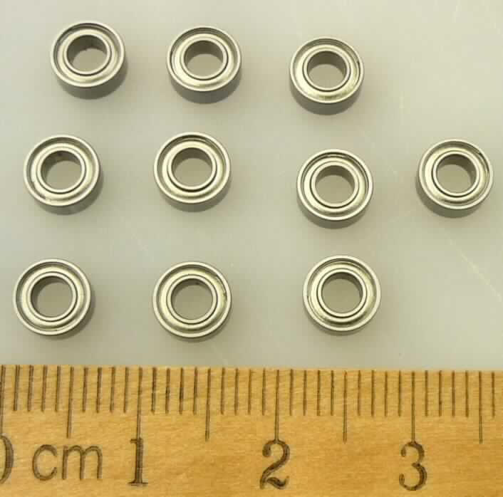Kugellager,
mit Außenring und Innenring aus Stahl, 2 seitlichen Dichtscheiben aus Metall sowie darin umlaufenden Kugeln,
mit einem größten äußeren Durchmesser von ca. 6 mm, einem Bohrungsdurchmesser von ca. 3 mm und einer Dicke von 2 mm.

Das Erzeugnis ist als "Wälzlager, Kugellager mit einem größten äußeren Durchmesser von 30 mm oder weniger" einzureihen.