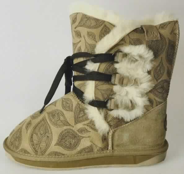 Stiefel (lt. Antrag: "Damenschuh, W10699, Torrens", Foto siehe Anlage) 
- mit Laufsohlen aus (lt. Antrag) Kautschuk,
- mit Oberteil (geschlossenes Blatt) aus Pelzfell,
- auf das Oberteil ist eine Hinterkappe aus Leder als Verstärkungsteil aufgesetzt,
- mit zwei aufgesetzten Firmenemblemen,
- am Übergang zur Sohle mit einer Randeinfassung aus Spinnstoff,
- mit Schnürsenkelverschluss,
- mit Innensohle aus Pelzfell

"Schuhe mit Laufsohlen aus Kautschuk und Oberteil aus Pelzfell"