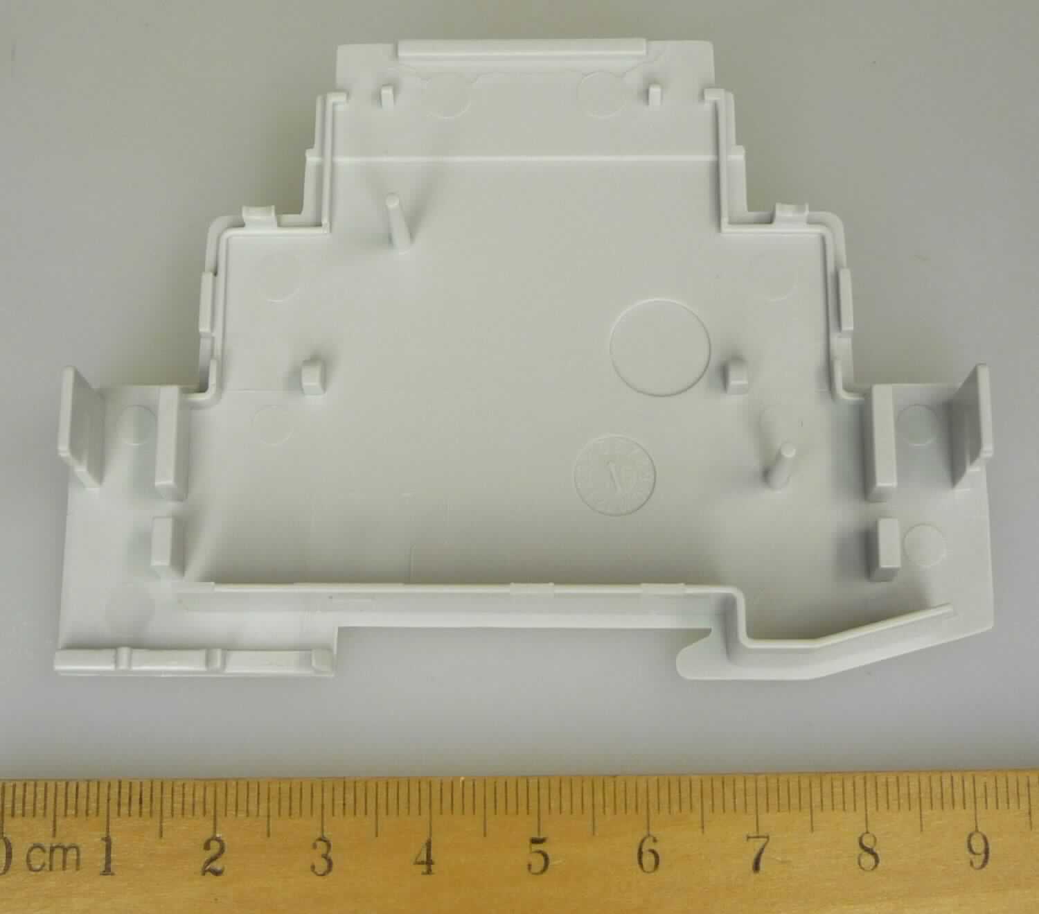 Das sog. Gehäuseoberteil, im Wesentlichen bestehend aus einem spezisch geformten Bauteil (Abmessungen in mm: ca. 90 x 66; siehe Abbildung in der Anlage) aus Kunststoff. Das Bauteil besitzt spezifische Vorrichtungen zum Einklicken in andere Bauteile. Es handelt sich um ein Gehäuseteil eines Elektrizitätszählers.

Die Ware wird als "Teil, erkennbar ausschließlich bestimmt für einen Elektrizitätszähler" eingereiht.
