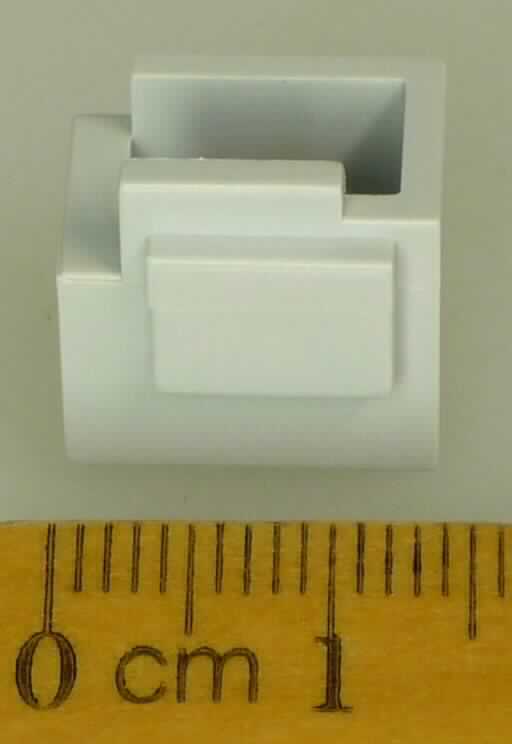 Das sog. Blindstück, im Wesentlichen bestehend aus einem spezisch geformten Körper (Abmessungen in mm: ca. 14 x 9,2 x 12; siehe Abbildung in der Anlage) aus Kunststoff. Das Bauteil besitzt spezifische Vorrichtungen zum Einschieben in andere Bauteile. Das Teil dient zum Verdecken einer Öffnung an einem Elektrizitätszähler.

Die Ware wird als "Teil, erkennbar hauptsächlich bestimmt für einen Elektrizitätszähler" eingereiht.