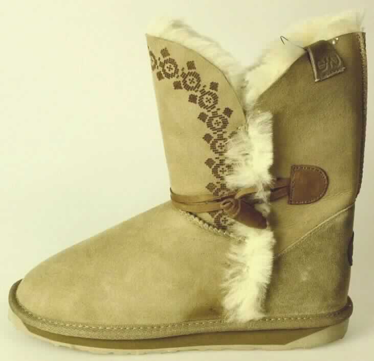 Stiefel (lt. Antrag: "Damenschuh, W10622, Amberly", Foto siehe Anlage) 
- mit Laufsohlen aus (lt. Antrag) Kautschuk,
- mit Oberteil (geschlossenes Blatt) aus Pelzfell,
- auf das Oberteil ist eine Hinterkappe aus Leder als Verstärkungsteil aufgesetzt,
- mit aufgesetztem Firmenemblem,
- am Übergang zur Sohle mit einer Randeinfassung aus Spinnstoff,
- mit Knebelverschluss,
- mit Innensohle aus Pelzfell

"Schuhe mit Laufsohlen aus Kautschuk und Oberteil aus Pelzfell"