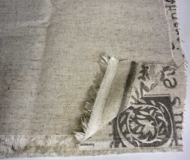 Gewebe, sog. Möbelbezugsstoff Aruba, Foto siehe Anlage,
- als Meterware; mit einer Breite von lt. Antrag 142 cm,
- lt. Untersuchungsergebnis:
-- aus Garnen aus Polyester-Spinnfasern (synthetische Spinnfasern) und Leinen,
--- mit einem Anteil an Polyester-Spinnfasern von 87,4 GHT und an Leinen von 12,6 GHT,
-- in Leinwandbindung,
-- bedruckt.

"Gewebe aus synthetischen Spinnfasern, mit einem Anteil an diesen Spinnfasern von mehr als 85 GHT, mit einem Anteil an Polyester-Spinnfasern von mehr als 85 GHT, bedruckt"