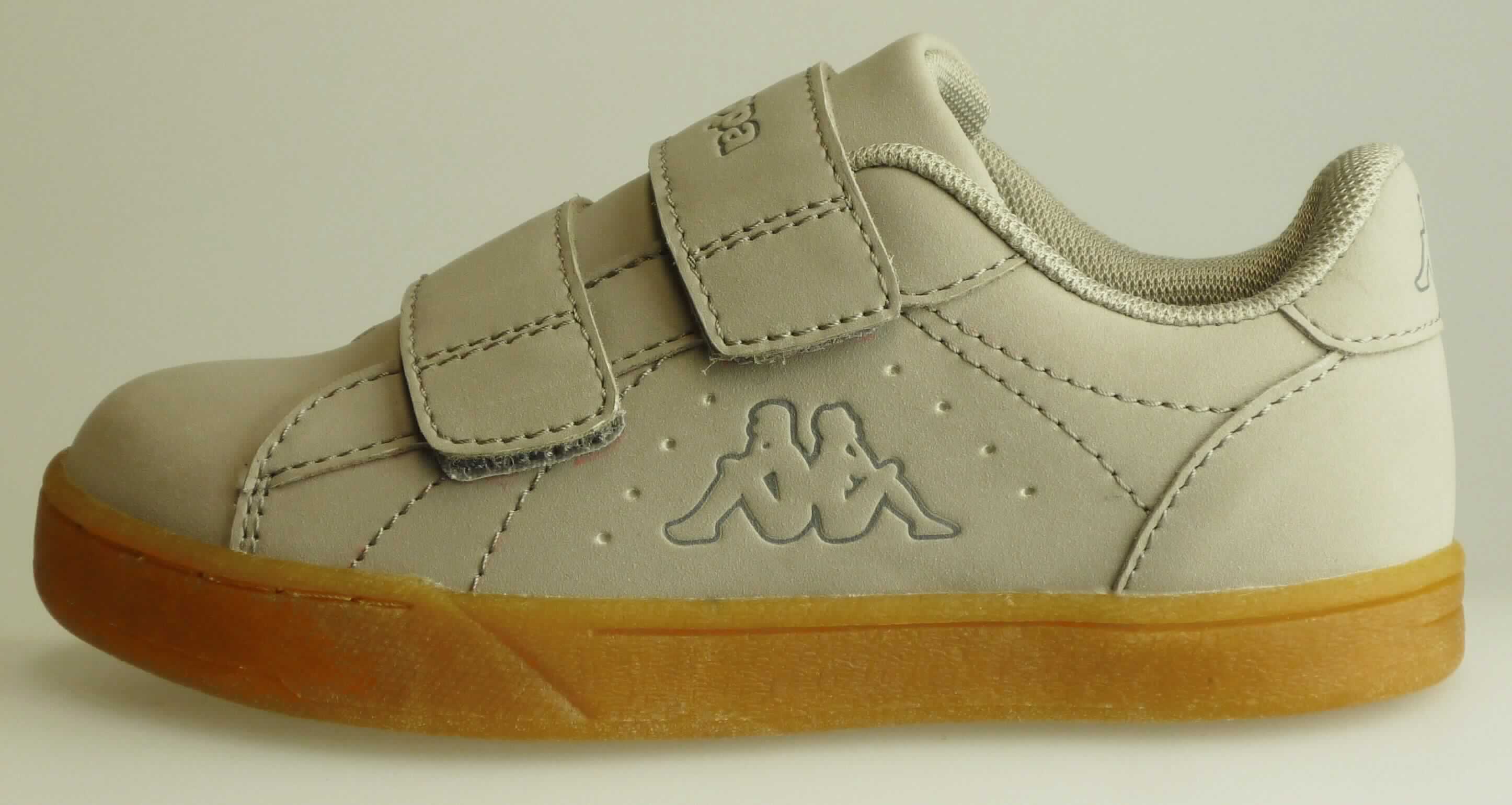 Halbschuhe (lt. Antrag: "Freizeitschuh, Meseta RB K, Art.-Nr.: 260613K", Foto siehe Anlage)
- mit Laufsohlen aus (lt. Antrag) Kunststoff,
- mit Oberteil (geschlossenes Blatt) aus Kunststoff (Spinnstoff mit einer mit bloßem Auge wahrnehmbaren 
  Außenschicht aus Kunststoff),
- auf das Oberteil sind Stücke aus Kunststoff als Verstärkungsteile aufgesetzt,
- mit Klettverschluss,
- nicht mit Dornen, Krampen, Klammern, Stollen oder ähnlichen Vorrichtungen versehen oder für deren
  Anbringung hergerichtet (keine Sportschuhe),
- nicht den Knöchel bedeckend,
- ohne Metallschutz in der Vorderkappe,
- mit einer Länge der Innensohle von weniger als 24 cm

"Schuhe mit Laufsohlen und Oberteil aus Kunststoff, andere als in der Position 6401 und in den Unterpositionen
 6402 1210 bis 6402 9950 genannt, mit einer Länge der Innensohle von weniger als 24 cm"