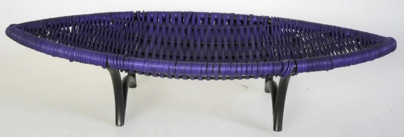 Schale aus Flechtstoff,
- ellipsenförmig in den Abmessungen von ca. 37 x 19,5 cm (Länge x Breite),
- mit Standfüßen und formgebendem Gerüst aus Metall, mit pflanzlichem Flechtstoff (Rattan
  lt. Antragsteller) umflochten (unmittelbar aus pflanzlichen Flechtstoffen hergestellt),
- zur Verwendung als Dekorationsartikel,
- nach ergänzenden Angaben des Antragstellers handgearbeitet,
- das Rattangeflecht ist in Hinblick auf die Verwendung und nach Umfang und
  Gesamteindruck charakterbestimmend.

Die Schale ist als "Ware, unmittelbar aus pflanzlichen Flechtstoffen (Rattan) hergestellt, handgearbeitet" einzureihen.