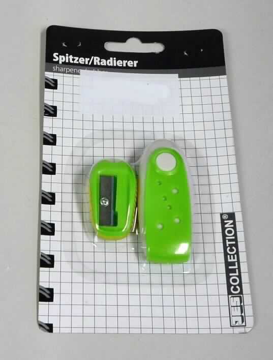 "Radierer & Spitzer New Style"; es handelt sich um eine Warenzusmmenstellung in 
Aufmachung für den Einzelverkauf, bestehend aus

- einem Bleistiftspitzer mit einer auswechselbaren geschliffenen Klinge aus unedlem
  Metall (lt. Antragsteller), in einem grünen Gehäuse aus Kunststoff, an drei Seiten 
  mit einer gelben Umrandung

- einem Radierer, befestigt in einem grünen Kunststoffgehäuse, welches lediglich auf einer Seite 
  geschlossen ist um den Radiergummi vollständig drehen zu können; auf der Vorderseite
  des Kunststoffgehäuses mit 6 verschieden großen Löchern verziert

- Maße 

- - Spitzer: 3,7 x 1,9 x 3 cm

- - Radierer: 5,9 x 2,4 x 1,5 cm

- zusammen in einer Blisterverpackung auf einem Pappkarton aufgemacht 

- ein charakterbestimmender Bestandteil ist nicht ermittelbar, die Waren sind somit der 
  zuletzt genannten in Betracht kommenden Position zuzuordnen

Abbildung siehe Anlage

Derartige Erzeugnisse gehören als "andere Schneidwaren (Bleistiftspitzer), mit Klinge aus unedlem Metall" zur Codenummer 8214 1000 00 0 des Zolltarifs (ZT).