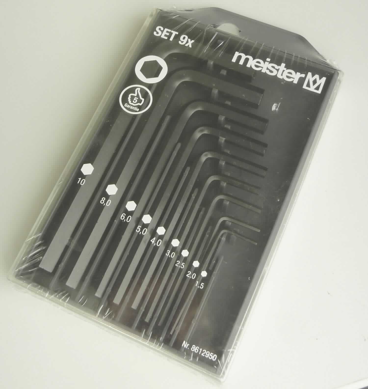 "Stiftschlüssel-Set"

- neun vollständig aus Stahl gefertigte L-förmige Winkelschraubendreher
  (Innensechskantschlüssel) in verschiedenen Größen (1,5, 2, 2,5, 3, 4, 5, 6, 8, 10 mm)

- über die gesamte Länge zu einem Außensechskant ausgearbeitet

- zum Festziehen und Lösen von Innensechskantschrauben

- in einer speziell gestalteten zum dauernden Gebrauch geeigneten Kunststoffbox
  aufgemacht und in Kunststofffolie verpackt

Abbildung siehe Anlage.

Derartige Erzeugnisse gehören als "von Hand zu betätigende Spannschlüssel, mit nicht verstellbarer Spannweite, mit arbeitendem Teil aus unedlem Metall" zur Codenummer 8204 1100 00 0 des Zolltarifs (ZT).
