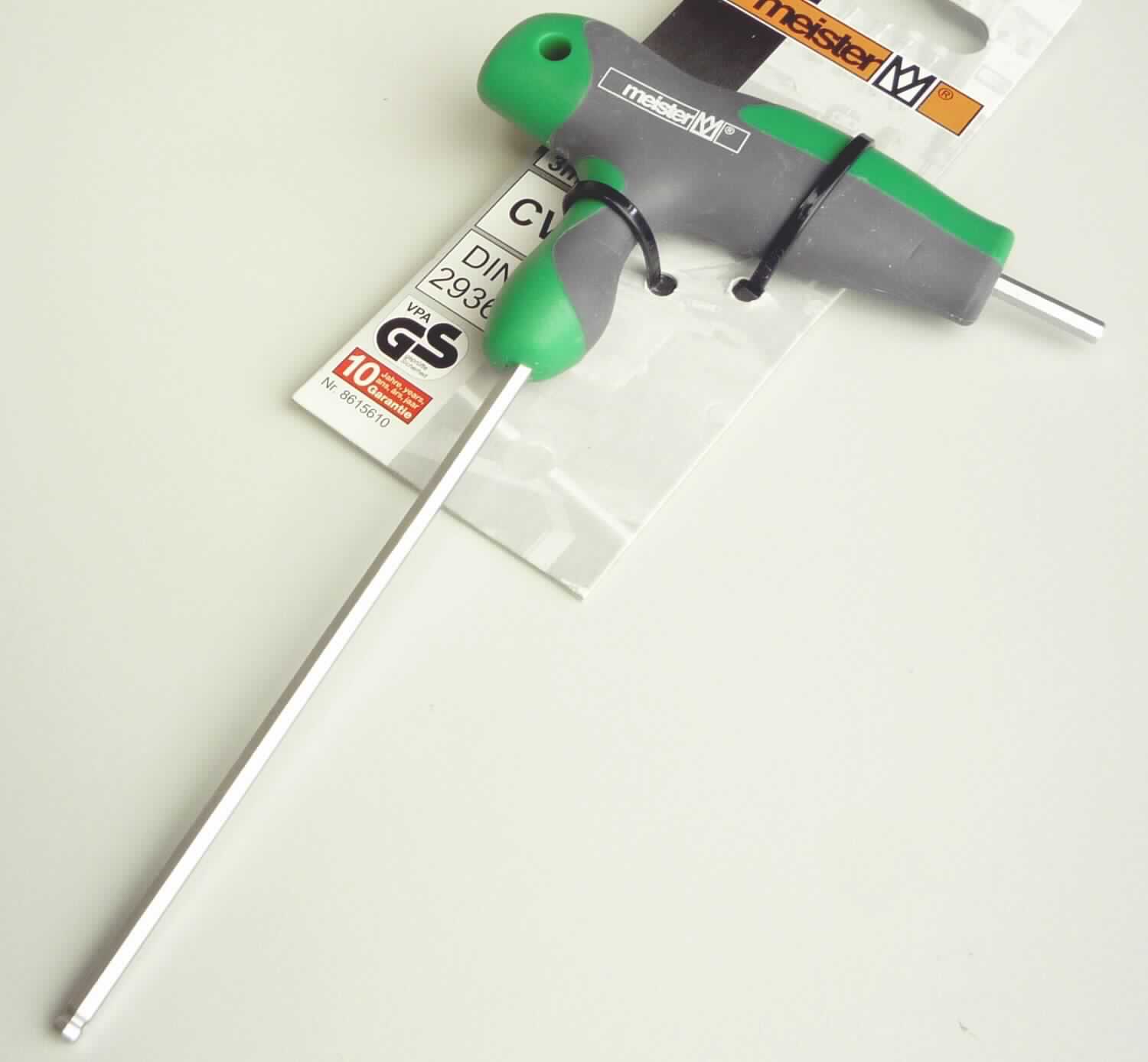 "Stiftschlüssel T-Griff"

- mit freiem Arm zu handhabender L-förmiger Winkelschraubendreher
  (Innensechskantschlüssel) aus Stahl, am Ende der längeren Seite mit einem Kugelkopf 
  versehen

- mittig mit einem T-Griff aus Kunststoff versehen

- dient dem Festziehen und Lösen von Innensechskantschrauben

- kann gleichermaßen als Winkelschraubendreher (Pos. 8204) als auch als
  Schraubendreher mit geradem Antrieb (Pos. 8205) genutzt werden; aufgrund der
  verschiedenen Funktionen gehören sie in Anwendung der AV 3 c) zu der letzten
  der in Betracht kommenden Positionen

- auf einem bedruckten Papphänger aufgemacht

Abbildung siehe Anlage.

Deartige Erzeugnisse gehören als "Handwerkzeuge (Schraubendreher), anderweit weder genantn noch inbegriffen, mit arbeitenden Teil aus unedlem Metall" zur Codenummer 8205 4000 00 0 des Zolltarifs (ZT).