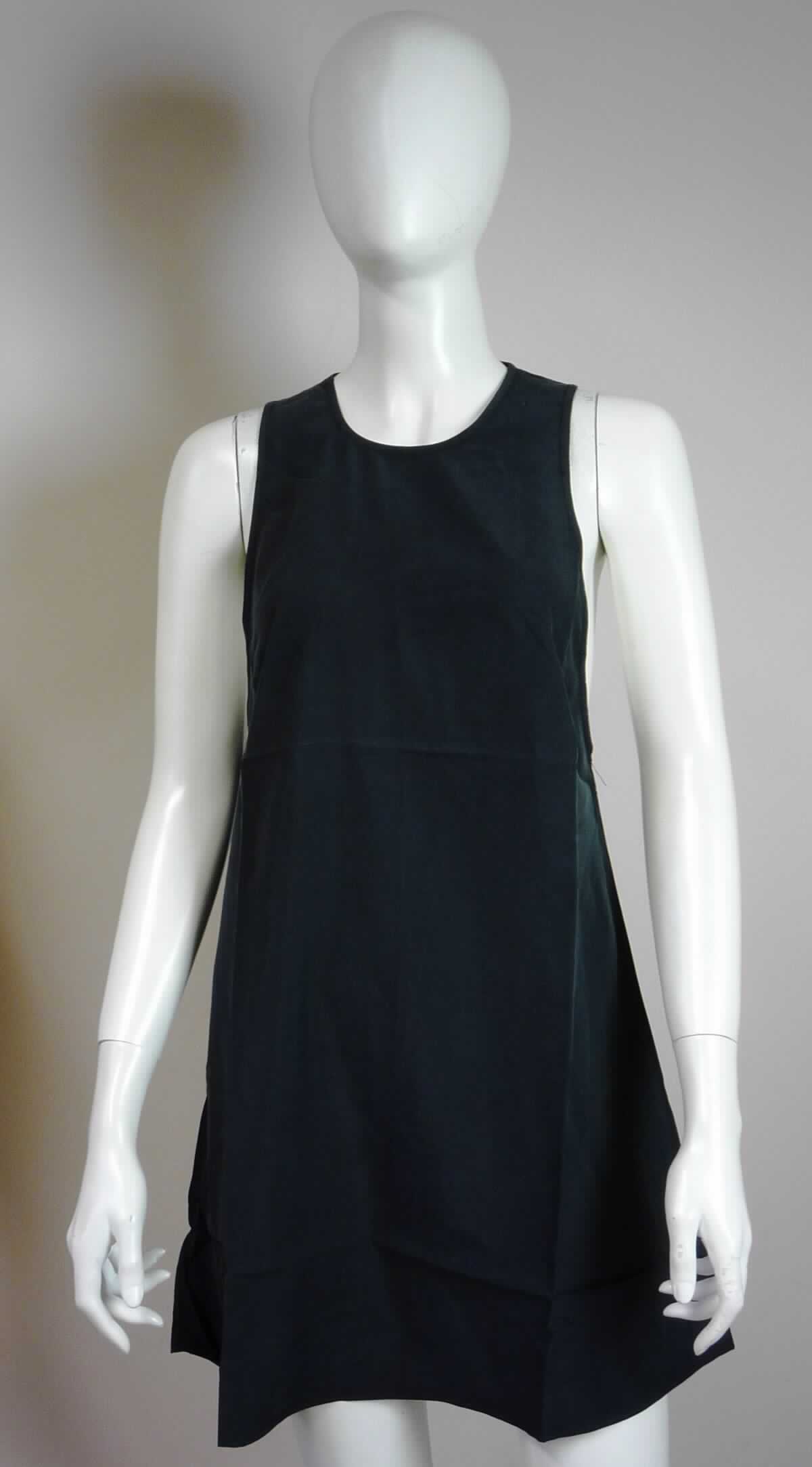 Kleid, sog. mittellanges Modal Kleid, Art. RSAMOL3209, Größe S, Foto siehe Anlage,
- aus ca. 0,2 mm dicken, einfarbigen Geweben aus lt. Antrag 77 % Modal (künstliche Chemiefasern) und 
  23 % Polyester (synthetische Chemiefasern),
- über den Schritt reichend (Rückenlänge: ca. 82 cm),
- mit einem runden Halsausschnitt; hinten mit einer kurzen Öffnung mit Knopfverschluss am oberen Rand,
- ärmellos, mit weiten Armausschnitten,
- am unteren Rand durch Umschlagen und Festnähen gesäumt,
- kann ohne ein weiteres, den Unterkörper bedeckendes Kleidungsstück getragen werden.

"Kleid aus Geweben, für Frauen, aus künstlichen Chemiefasern, nicht nach dem Batik-Verfahren handbedruckt"
