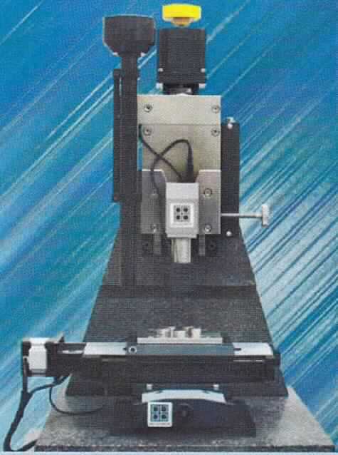 Elektronisches Gerät zum Prüfen mechanischer Eigenschaften von Oberflächen, sog. UBI, im Wesentlichen bestehend aus einem Granit Halterungsblock, einer X-Y-Probenbühne, Z-Messspitzen und Mikroskophalterung, einem Spezialaufsatz (kapazitiver Geber mit Messspitze), einer Elektronikeinheit in Form eines 19" Einschubs und einem Computer mit Steuersoftware, Monitor und Tastatur. Alle Komponenten sind miteinander verbunden und bilden somit eine funktionelle Einheit.
Der kapazitive Geber erzeugt elektrische Messsignale durch Abrastern einer Probenoberfläche mit einer feinen Spitze. Der Geber ist an eine in Z-Richtung verfahrbare Halterung montiert und mit der Steuerelektronik und dem Computer verbunden. Es werden mechanische Kräfte im µN-Bereich und dazugehörige Eindringtiefen im nm-Bereich gemessen. Die Untersuchungen werden im Nano- und Mikrobereich durchgeführt und ermitteln Materialeigenschaften wie Härte, Elastizitätsmodul und Kratzfestigkeit von Oberflächen.
Die Ware wird als "elektronisches Gerät zum Prüfen von Eigenschaften andere Materialien als Metalle, Spinnstoffe, Papier oder Pappe" eingereiht.