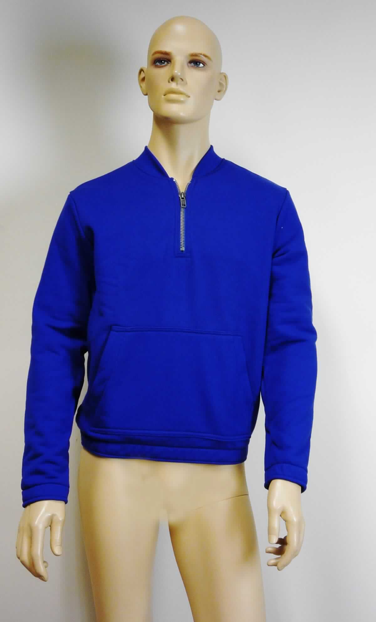 Blouson, sog. Strick Pullover, Artikelnummer RSAHVT4183, Größe S, Foto siehe Anlage,
- aus ca. 2,2 mm dicken, einfarbigen Gewirken aus laut Antrag 71 % Baumwolle und 29 % Polyester
  (synthetische Chemiefasern),
- über die Taille reichend (Rückenlänge: ca. 68 cm),
- hinten mit einem schmalen Stehkragen,
- vorn mit einer ca. 16 cm langen Öffnung mit Reißverschluss,
- ohne Hinweise auf den Trägerkreis (unisex),
- mit langen Ärmeln, die über den unteren Rand des Kleidungsstücks hinausreichen; an den Ärmelenden 
  elastisch verengt,
- vorn mit einer großen, aufgesetzten, offenen Tasche (sog. Kängurutasche) unterhalb der Taille,
- am unteren Rand durch Umschlagen und Festnähen gesäumt und elastisch verengt,
- erfüllt die Merkmale zur Einreihung als Blouson, somit kein Pullover.

"Blouson, aus Gewirken, für Frauen, aus Baumwolle"